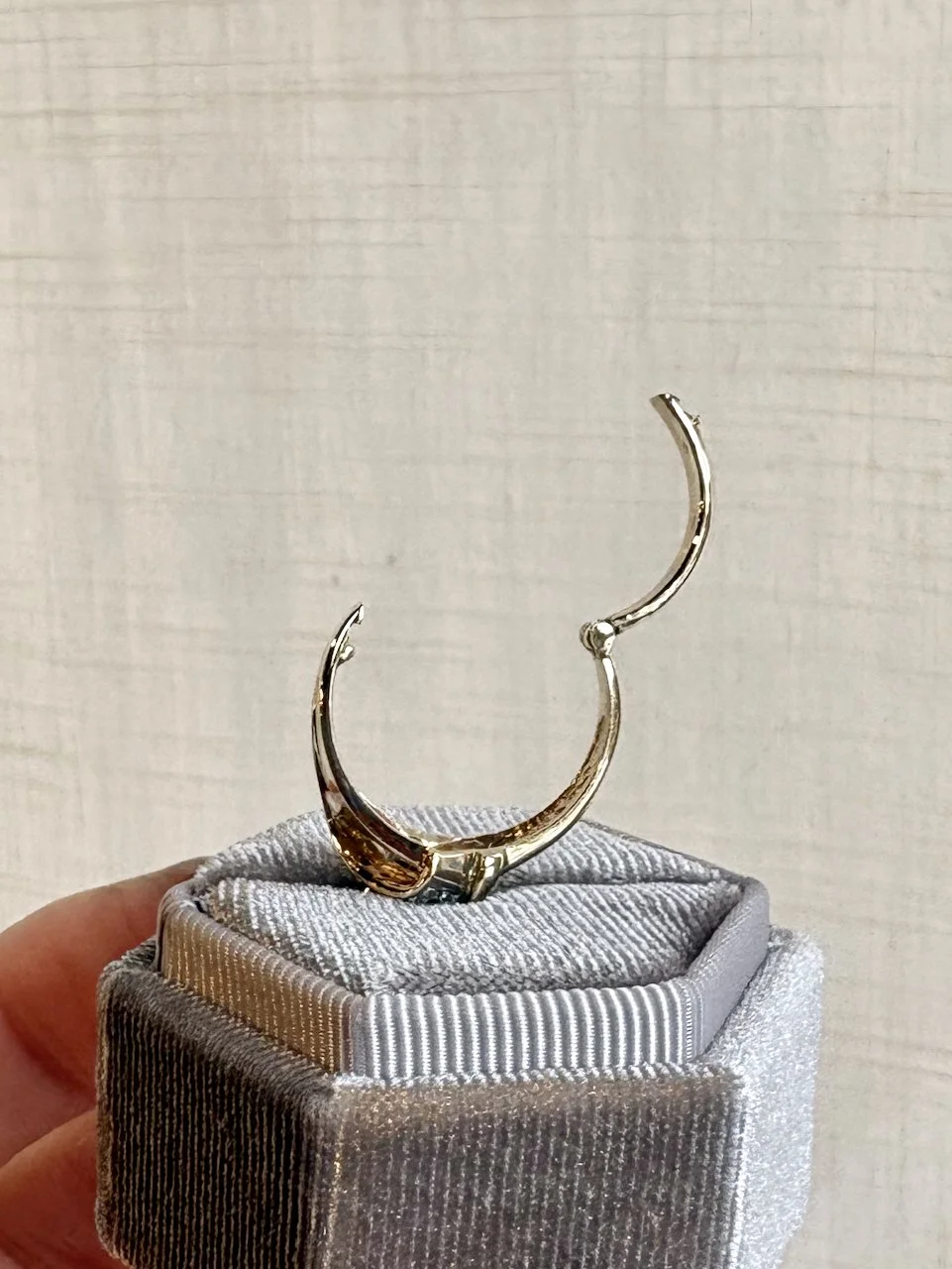 Gold ring with a hinge so it opens up to fit over large knuckles.