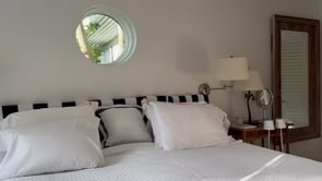 Pool Suite Bed & Bath