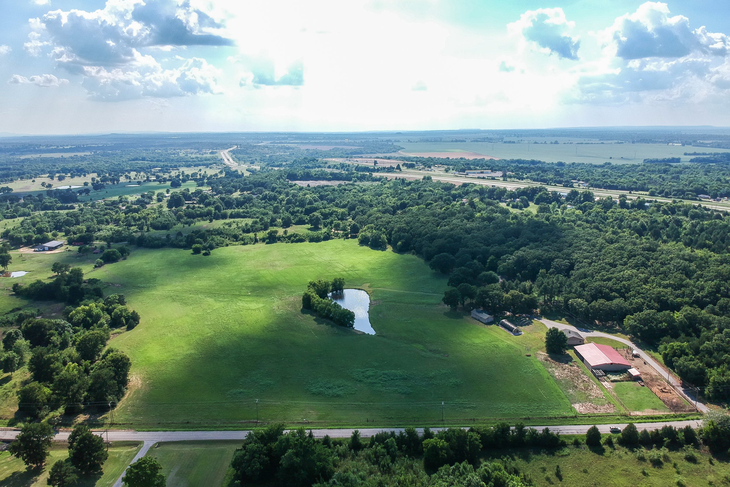rural farmland in arkansas with barn