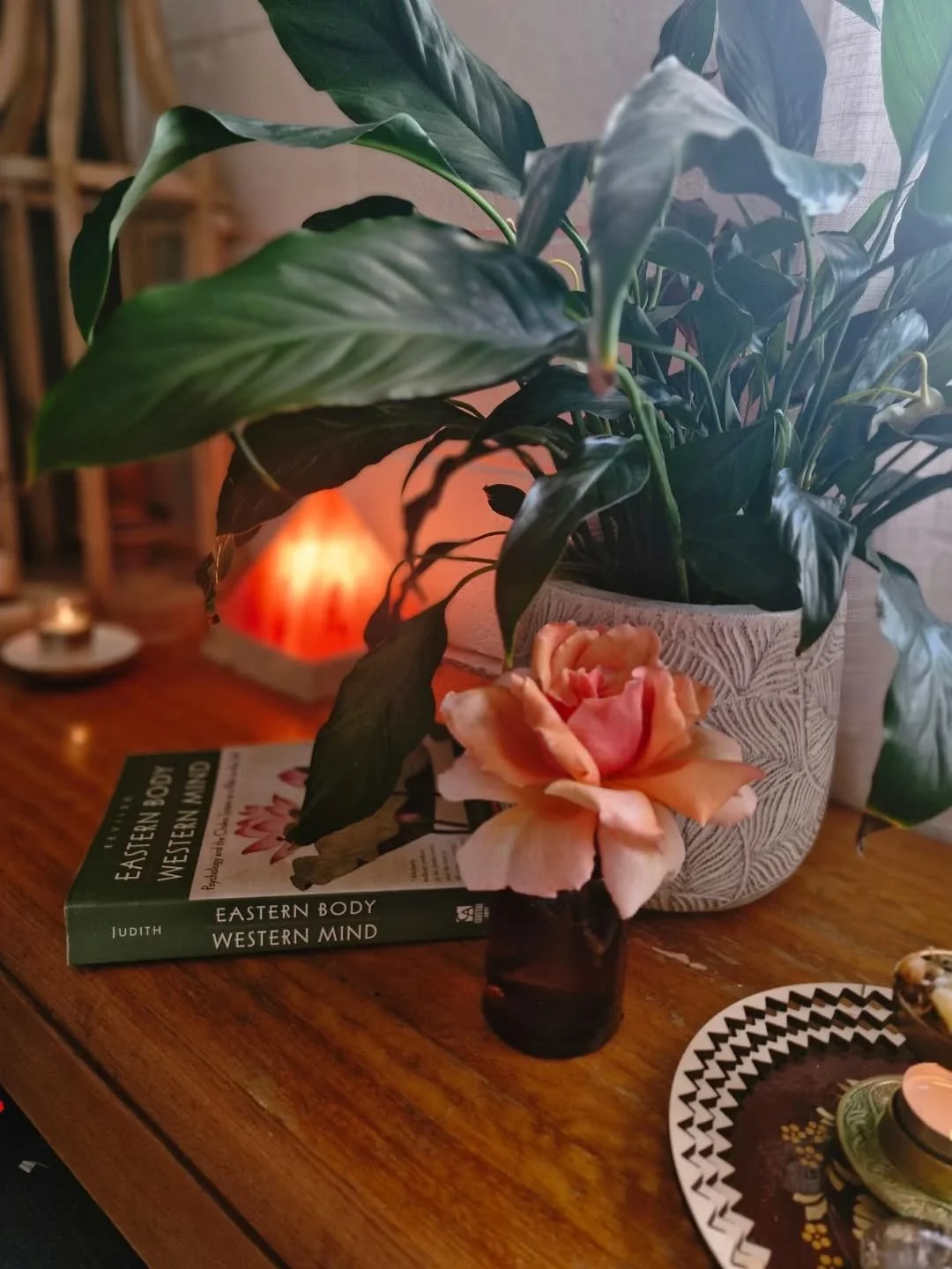 🧡 HEALING DEN 🧡 

In sessions today.
It's cold and wet outside. 
::
In this cosy den herbal oils permeate the space.
Hot towels warm the body
&amp; 
The bed beneath offering a place to rest the bones and spirit. 
::
www.cretacea.com.au 
Online sess