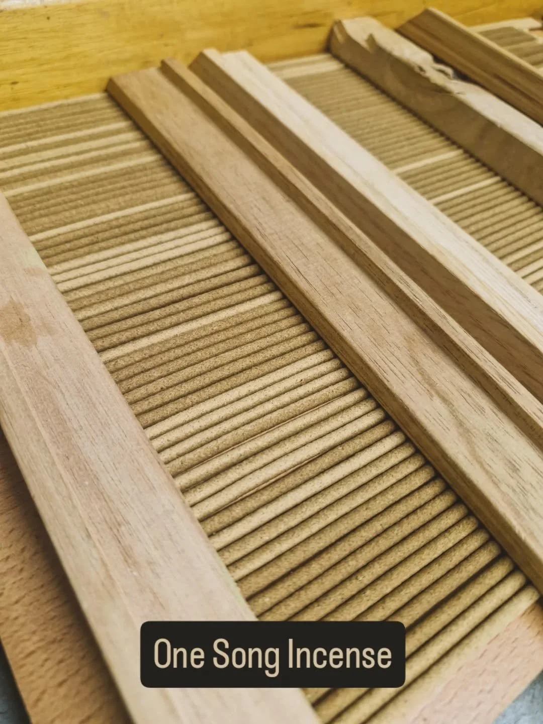 🌿 ONE SONG BOTANICAL INCENSE 🌿

Drying. 
Amalgamating Aromatics.
::
Botanicals of: 

🌿 AUSTRALIAN SANDALWOOD 
💛 LEMON MYRTLE 
🌿 KUNZEA
💛 BUDDHA WOOD
🌿 BLUE GUM

FLOWER ESSENCE INFUSED 

🌼 SUNSHINE WATTLE
🌳 BOAB
🌼 BOTTLEBRUSH

Available in m