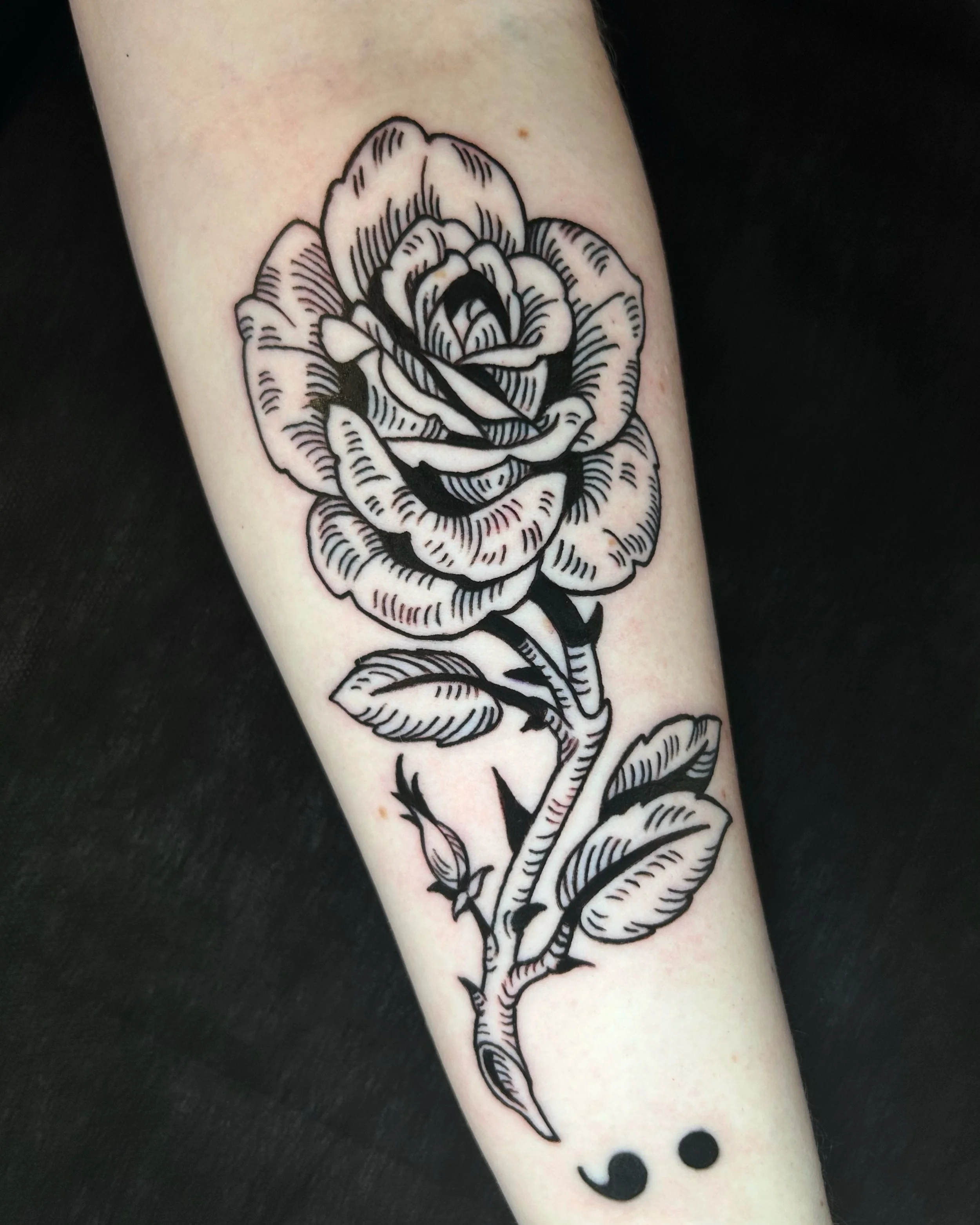 &hearts;️

Engraving rose for the family name - Thank you so much Nikki for having me add this to your arm! It was good seeing you again and I hope you had a good time back visiting in Milwaukee! 

#milwaukeetattooartist #engravingtattoo #blackworkta