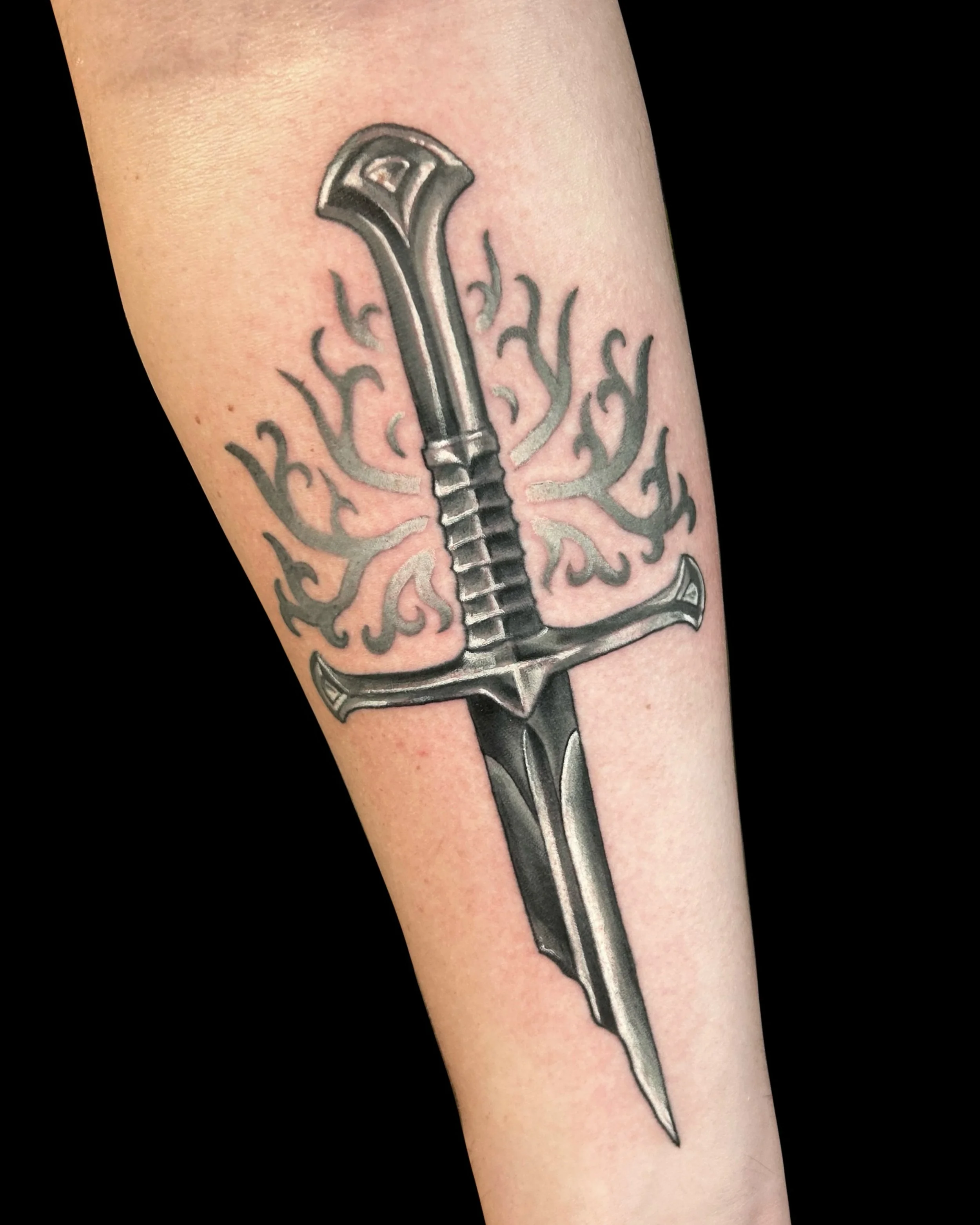 🗡️✨

Broken blade Narsil and the tree of Gondor from Lord of the Rings! Thank you Dustin for having me add this to your arm! 

#milwaukeetattooartist #LOTRtattoo #swordtattoo #queertattooartist #wisconsintattooartist
