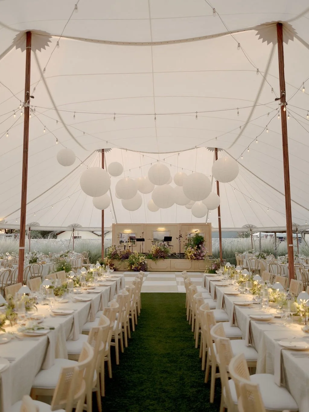 This is your sign to line your tables with our chrome table lamps! ✨

Planning: @middletoneventsco 
Photo: @tailorjamesphotography 
Floral: @idamayesfloral 
Venue: @windemerefarmweddings 
Rentals: @therayescollection @beelavishvintage @tablemannerstx