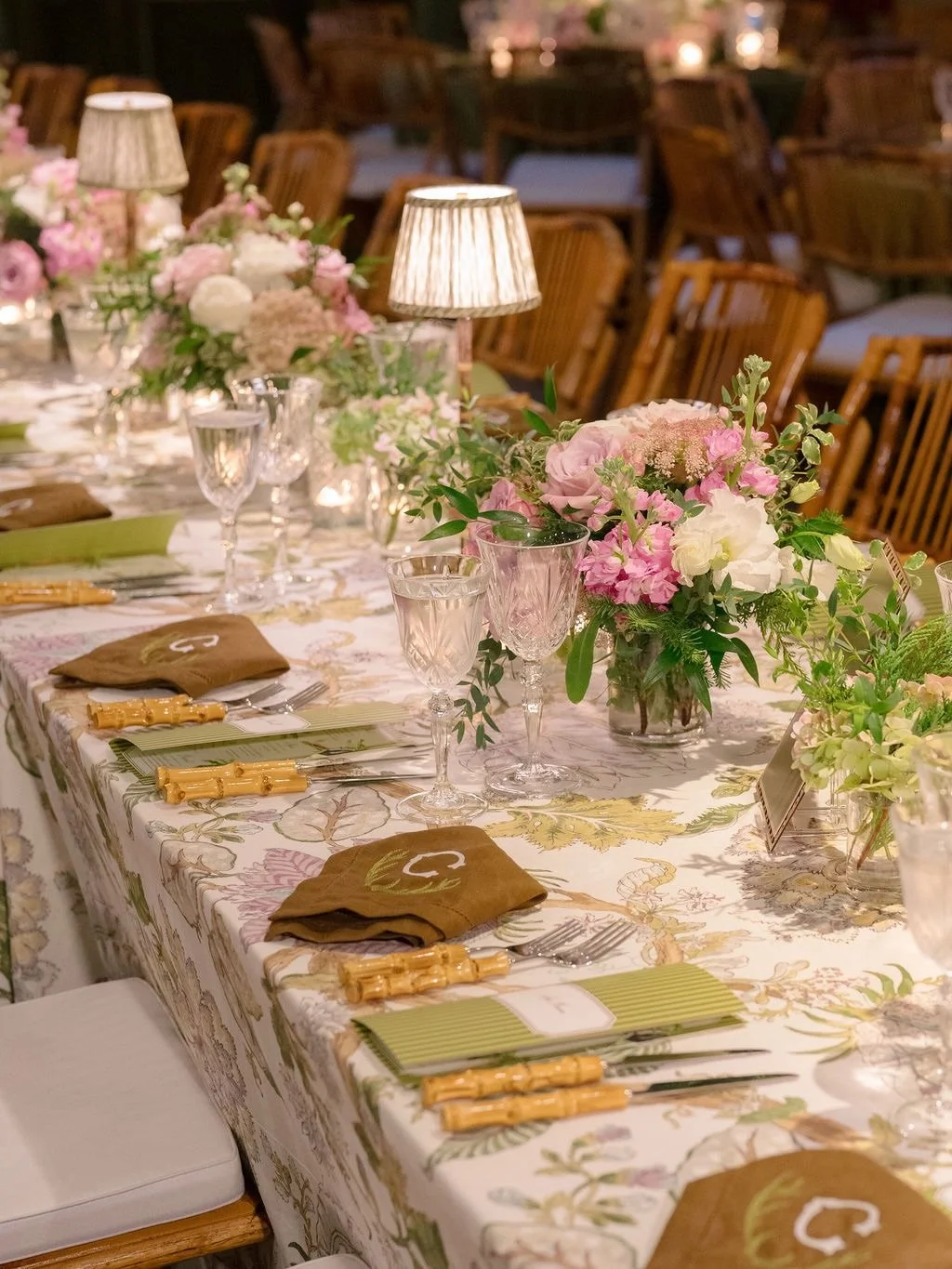 The year of table lamps! 

Planner/Designer: @alyssameeksevents 
Photo: @stephania_photo 
Floral: @floraeventi 
Rentals: @therayescollection @luxetabletop 
Stationery: @mesh_by_alex