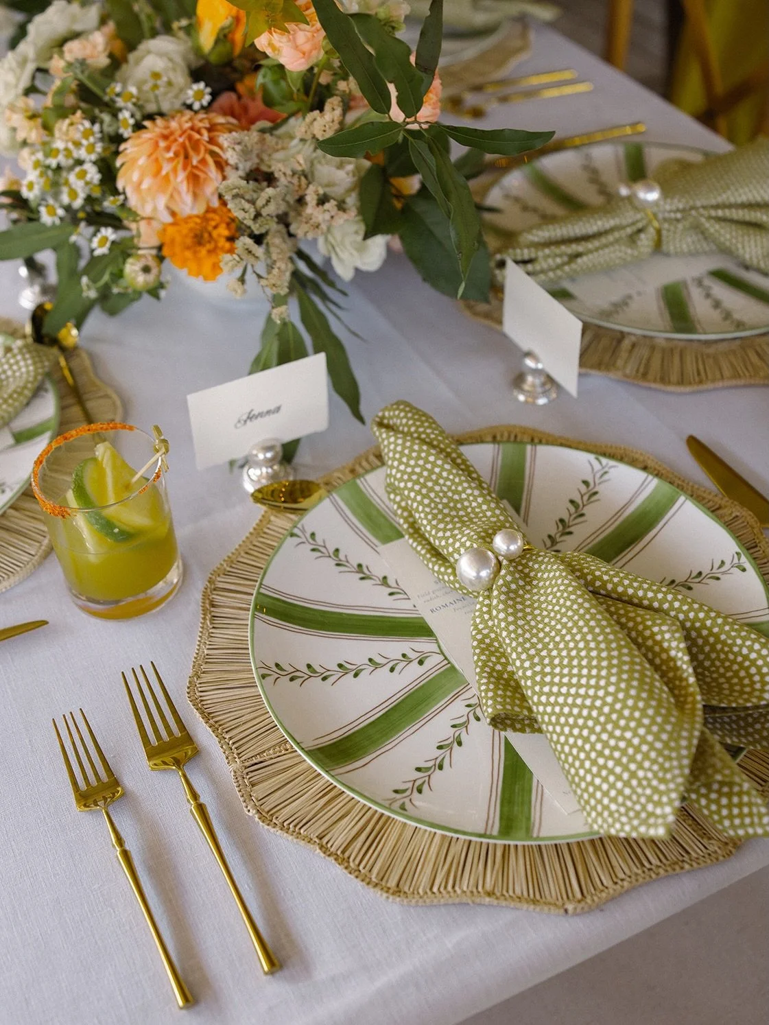 An intimate lakeside evening celebrating Erika + Chase ✨

Venue: @lakeaustinspa 
Photographer: @ambervickeryphotography 
Tabletop Rentals: @therayescollection 
Linens: @bbjlatavola