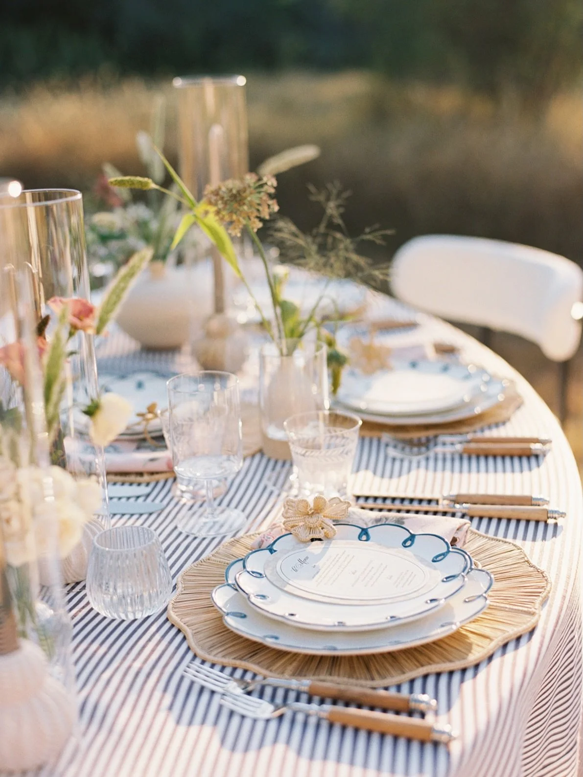 A tablescape made for golden hour in Texas. 🤎🌾

Photographer: @jennamcelroyphoto
Workshop: @theeditorialseries
Designer &amp; Planner: @lbvdesignhouse
Venue: @theaddisongrove
Florals: @bymaggiepeterson
Content Creation: @thesocialreco
Paper Goods: 