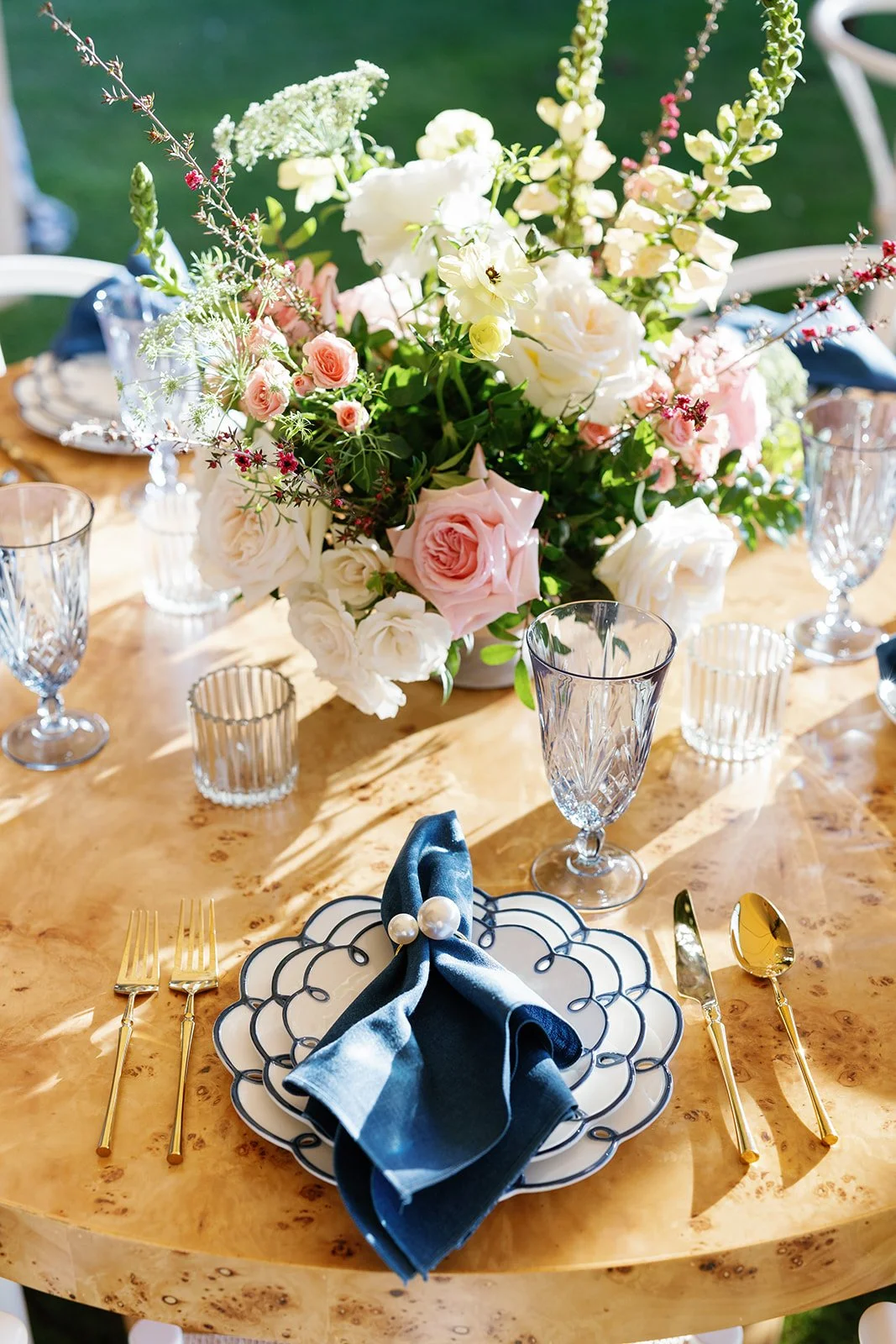 scallop-blue-plate-garden-wedding