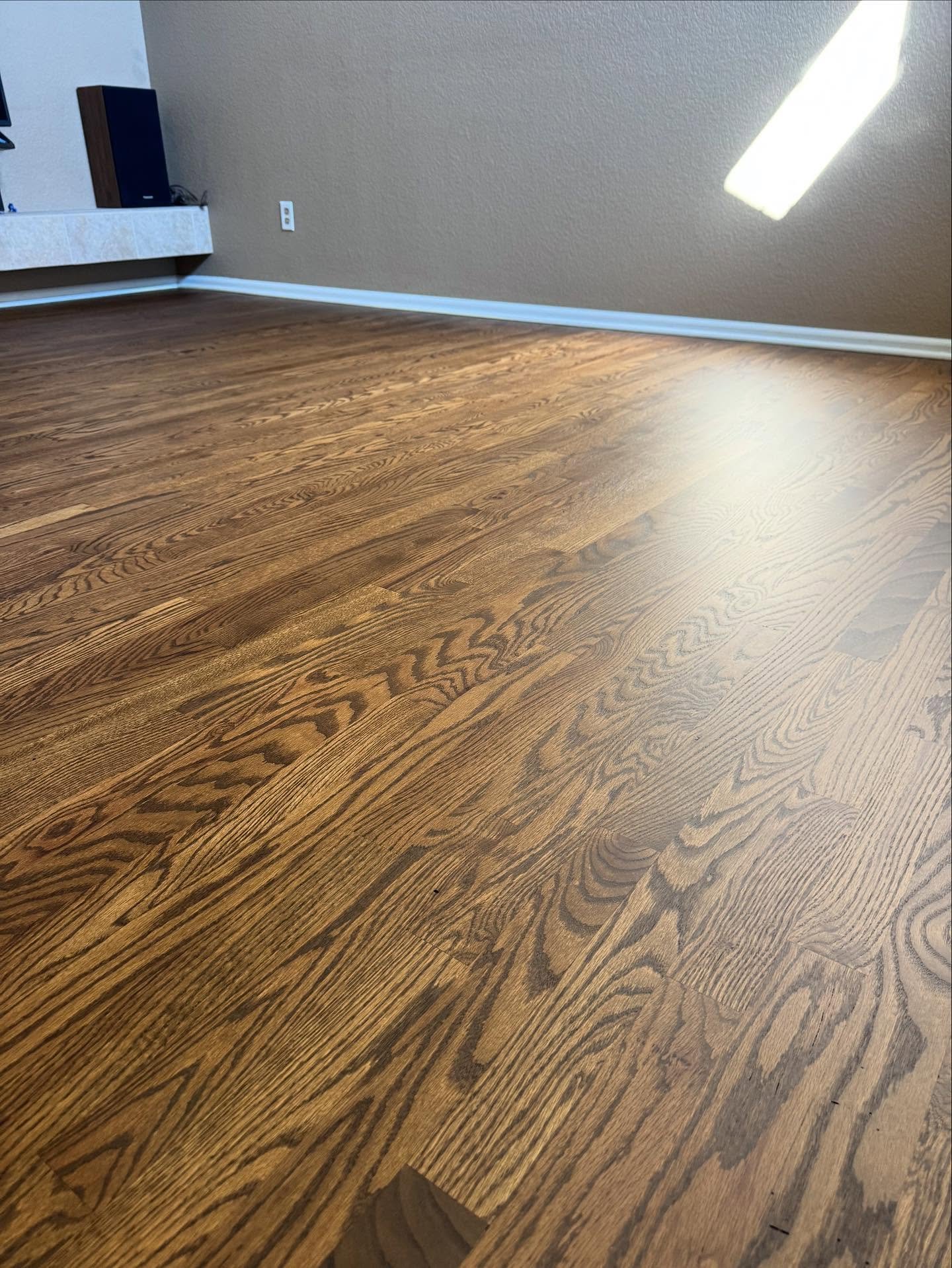This color pairs well with red oak @lobawakolnorthamerica stains are rock solid . Final coat looks pretty good too 🔥
#elevatedhardwoodfloors #hardwoodfloors #hardwood #redoak #woodfloors #floors #residential #residentialinteriors #remodel #loba #lov