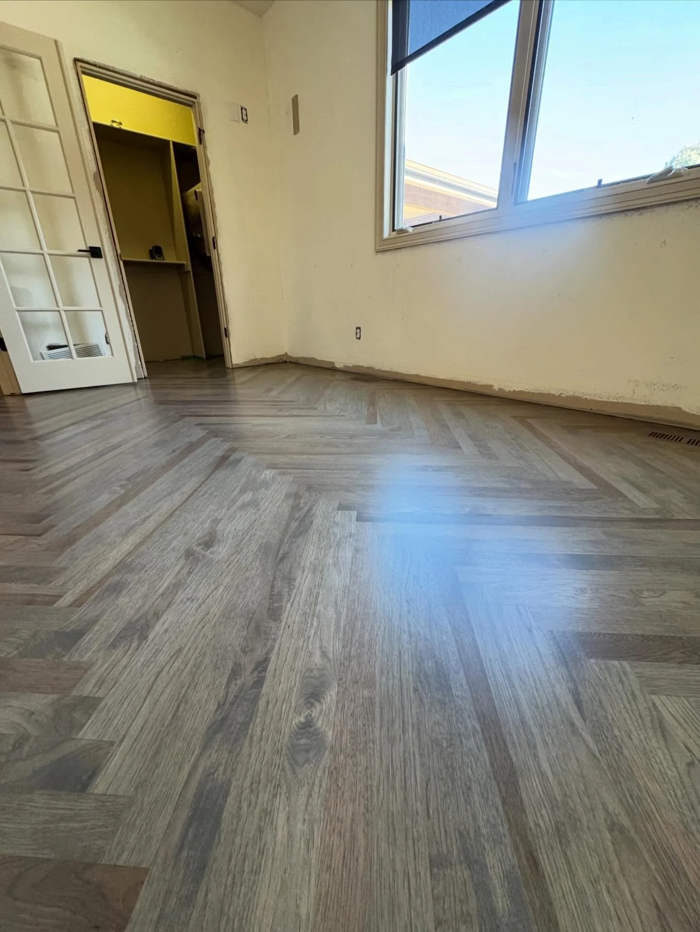 Fun space for this office . Great way to finish the week 🖖 #elevatedhardwoodfloors #hardwoodfloors #hickory #herringbone #remodel