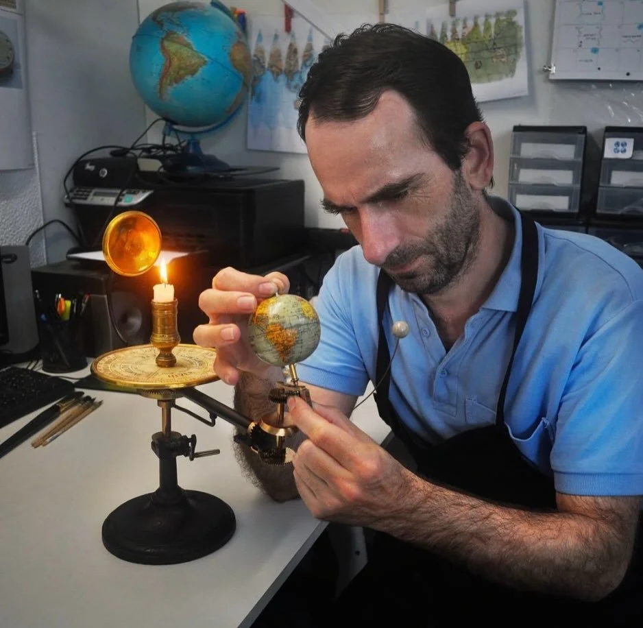 A Love Story in Brass and Stars: Jos&eacute; Mar&iacute;a G&oacute;mez

For Jos&eacute; Mar&iacute;a G&oacute;mez, @m.c.planetariums , crafting orreries and globes is a lifelong romance&mdash;a meticulous union of devotion, precision, and artistry. F
