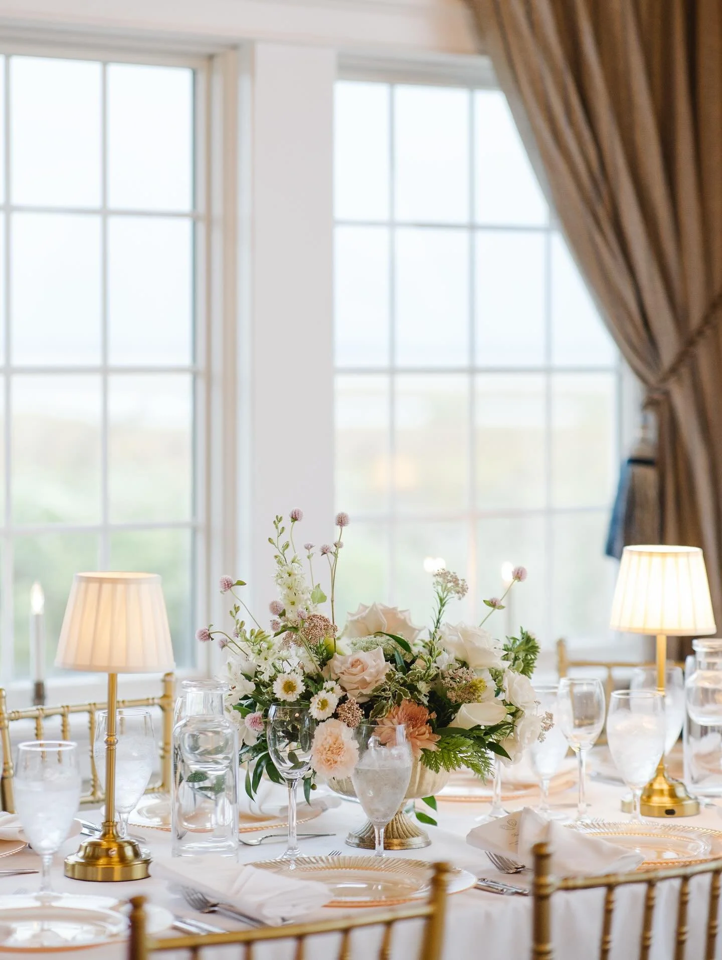 Another stunning wedding in the books with @alovelyuniverse ✨ We love how she styled our Celeste Charger Plate in Sunset to highlight the warm, golden-orange tones in the floral design.
Our Paris Table Lamps with pleated shades brought a soft, roman