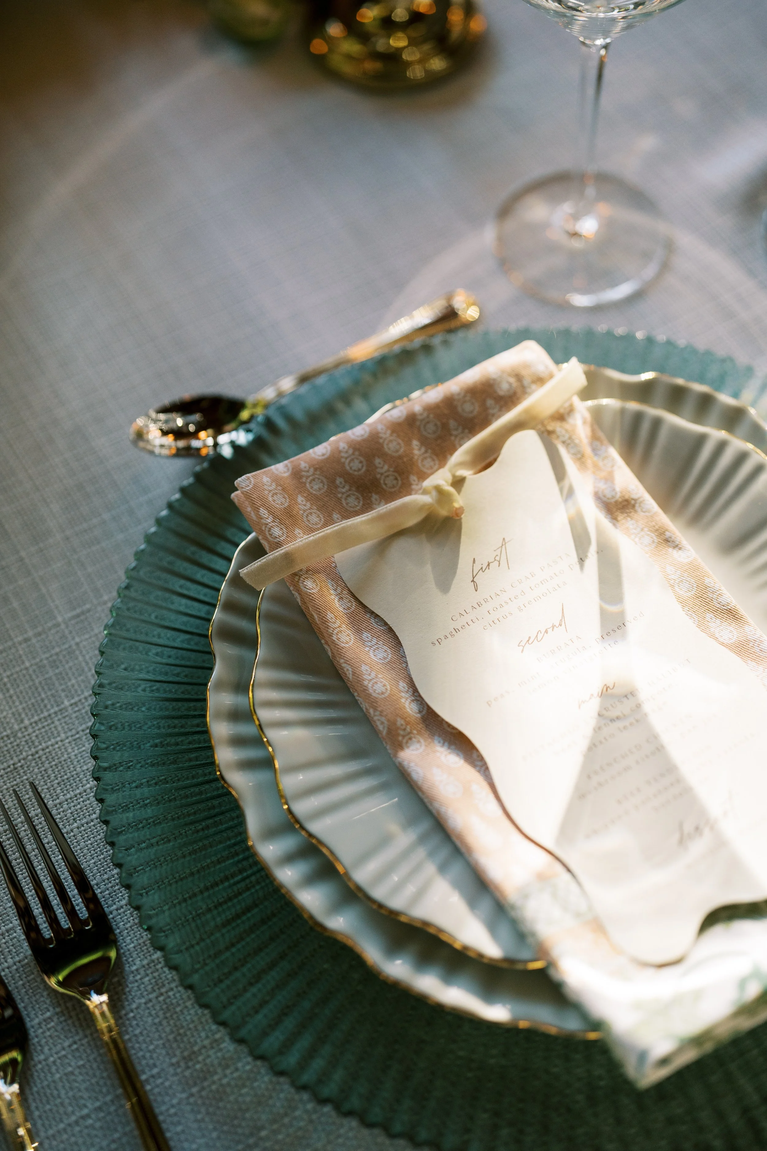 haute-feast-catering-micro-wedding-luxury-tableware-glassware-charger-flatware_15.jpg