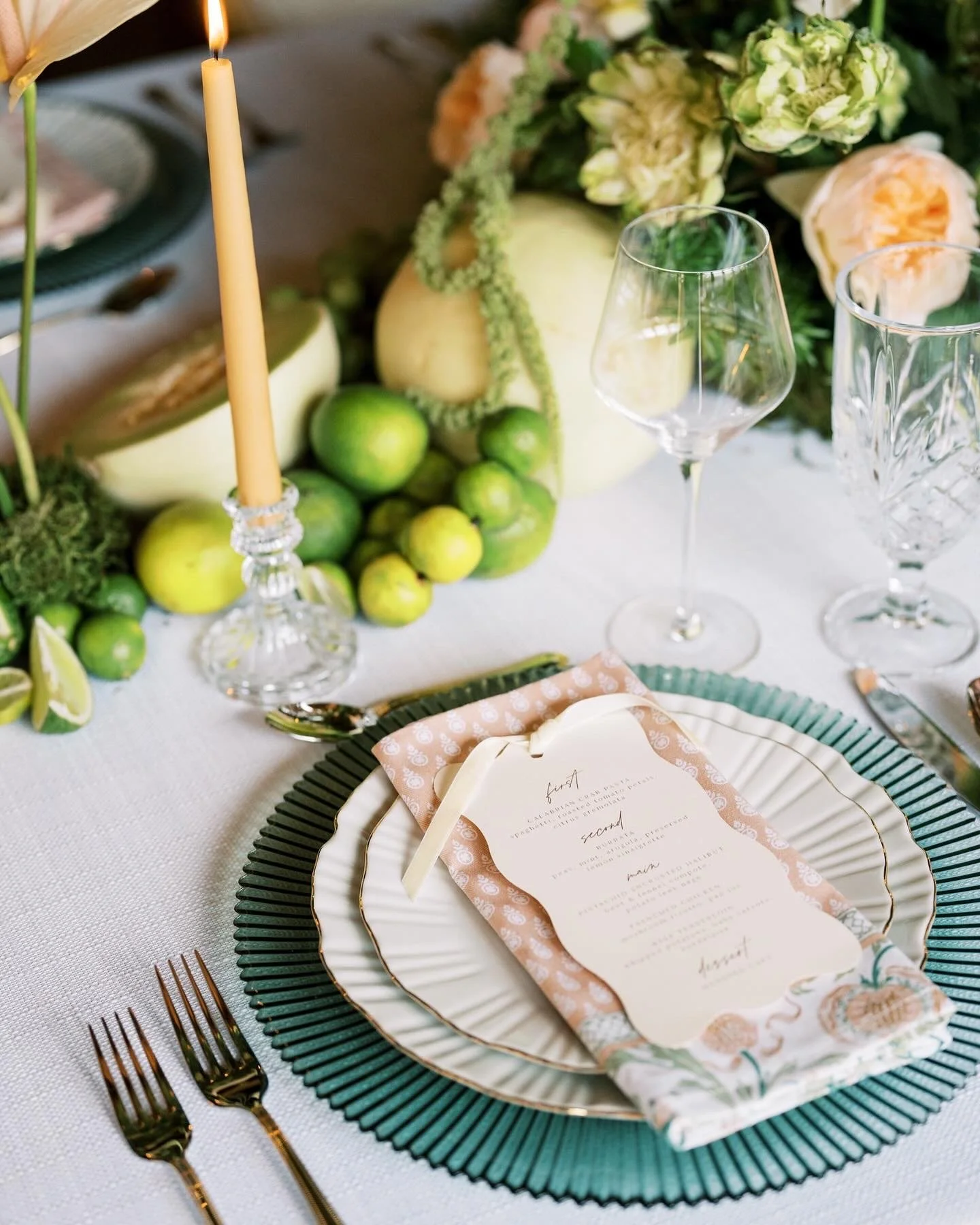 haute-feast-catering-micro-wedding-luxury-tableware-glassware-charger-flatware_2.jpeg