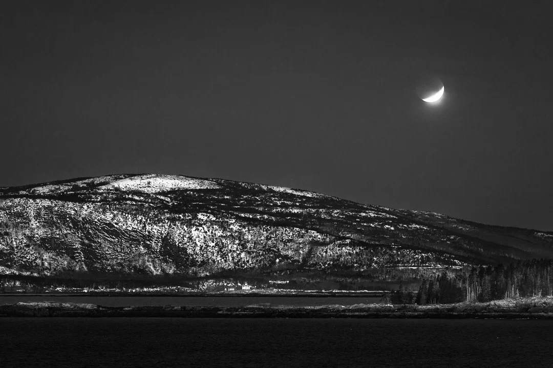 LUNAR ECLIPSE OVER CADILLAC MOUNTAIN
Acadia National Park 

WOOP!  I just LOVE an eclipse! 

Which do you like better, black and white or color?  I can't decide.  Hah!

Yesterday morning, March 3rd, we had a WONDERFUL lunar eclipse!  It was perfect f