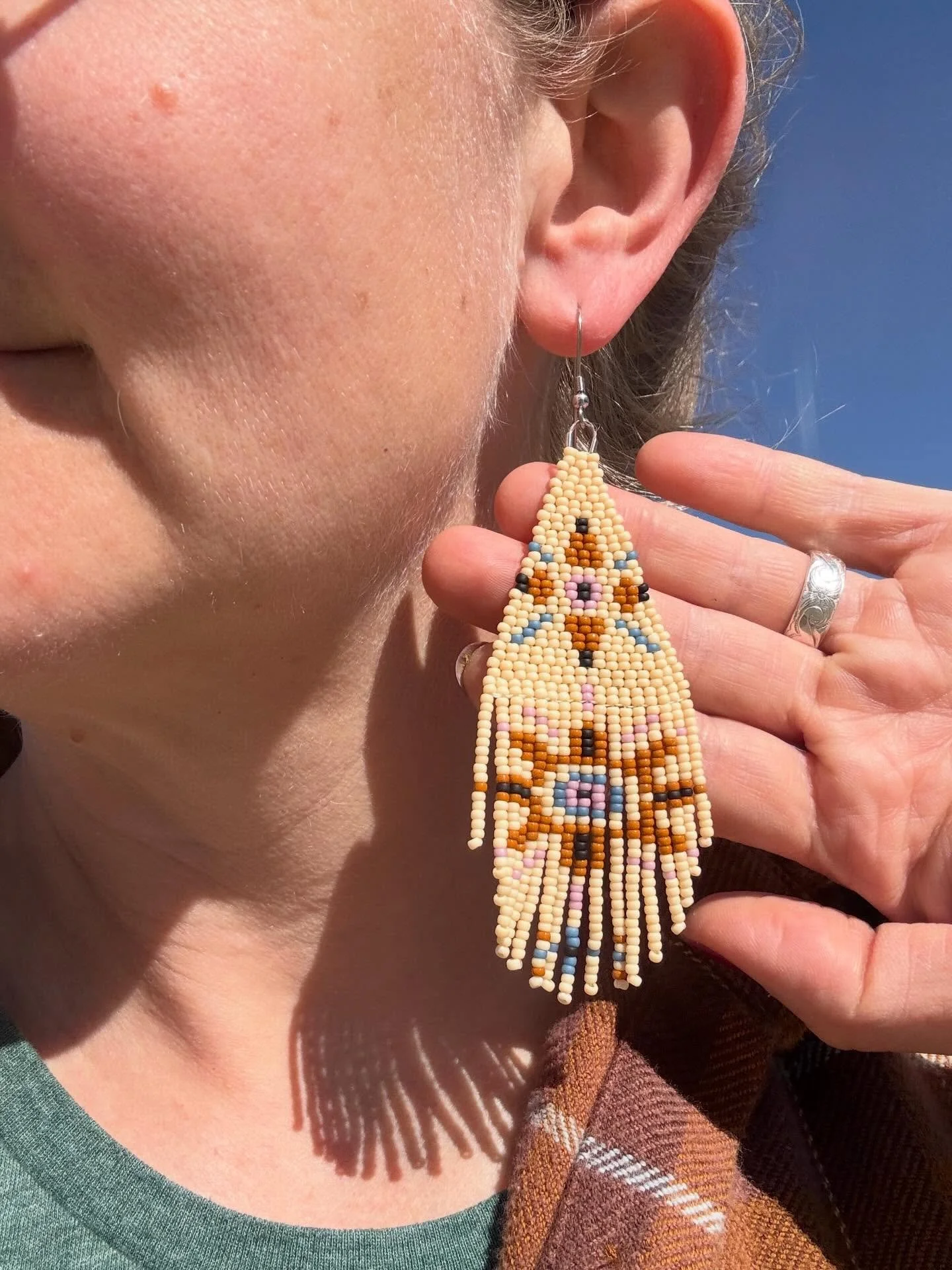 Carry a desert sun with you, wherever you go 🌞✨ &mdash; Desert Glow earrings. (Pattern by snails and fairy dust)