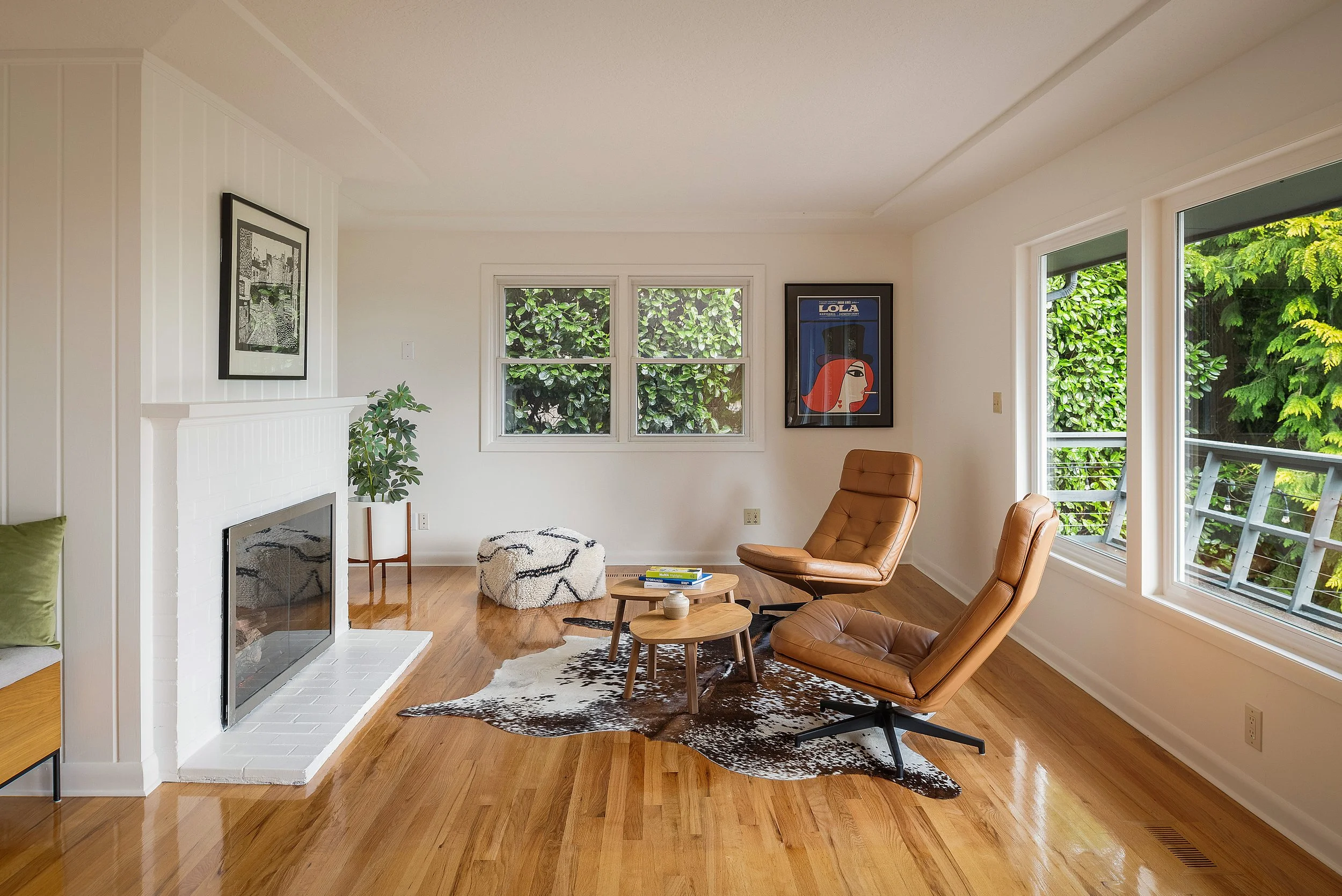 Southwest hills of Portland, Oregon. Mid-Century home photographed with a drone for a design forward real estate firm.


