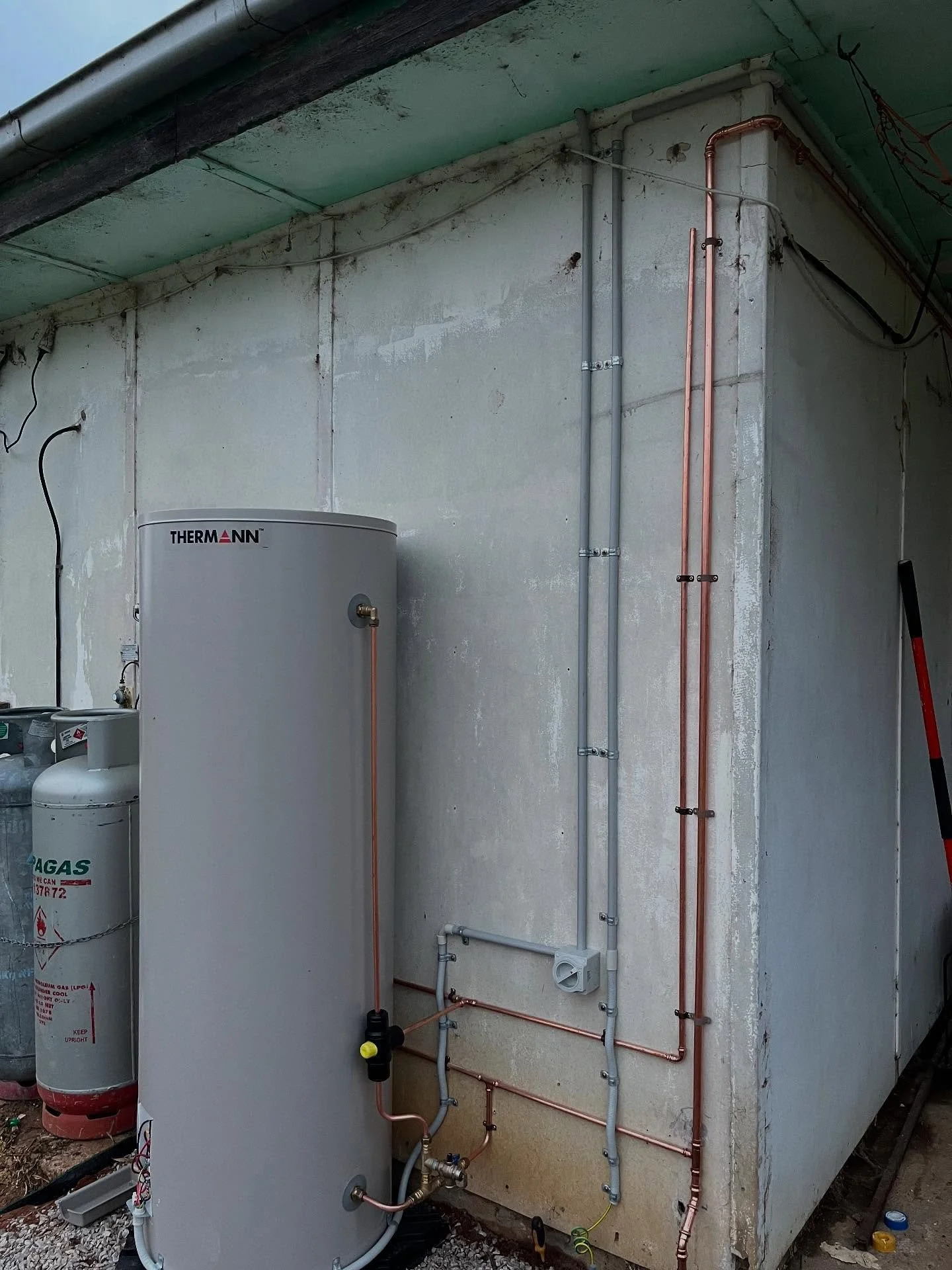 Installed a new hot water system and found the property wasn&rsquo;t earthed! 
A serious safety risk &ndash; but now it&rsquo;s fixed and the home is safe again ✅⚡#aquillaelectrical #dubbo #dubbocity #electrician #quailityworkmanship