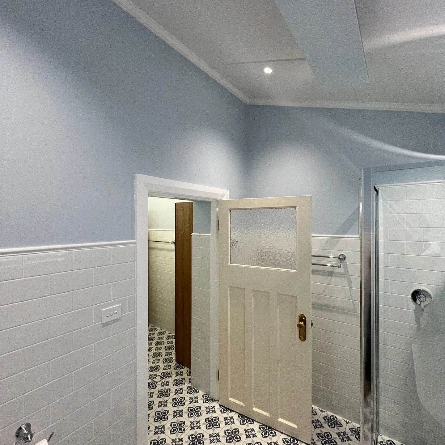 ✅ New bathroom done right!

All-new lighting, ventilation, and premium heating panels ready to take on those chilly Dubbo mornings. 

Always good teaming up with @brookebuiltcarpentry 👌

#dubbo #dubbocity #electrician #qualityworkmanship