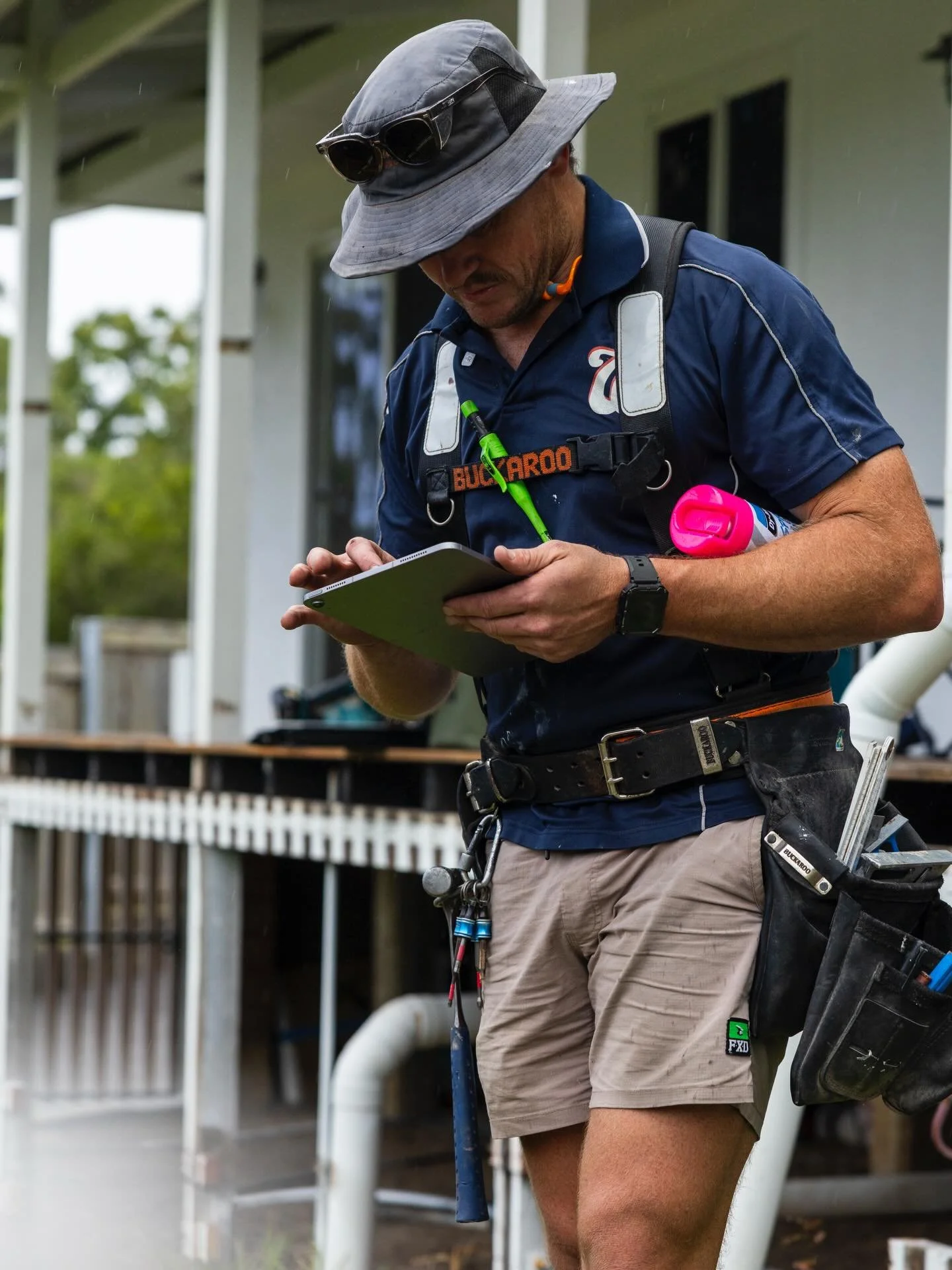 All the gear, no idea&hellip;
but she&rsquo;ll be right. 💪🔧
#brisbanebuilder #decks #renovations