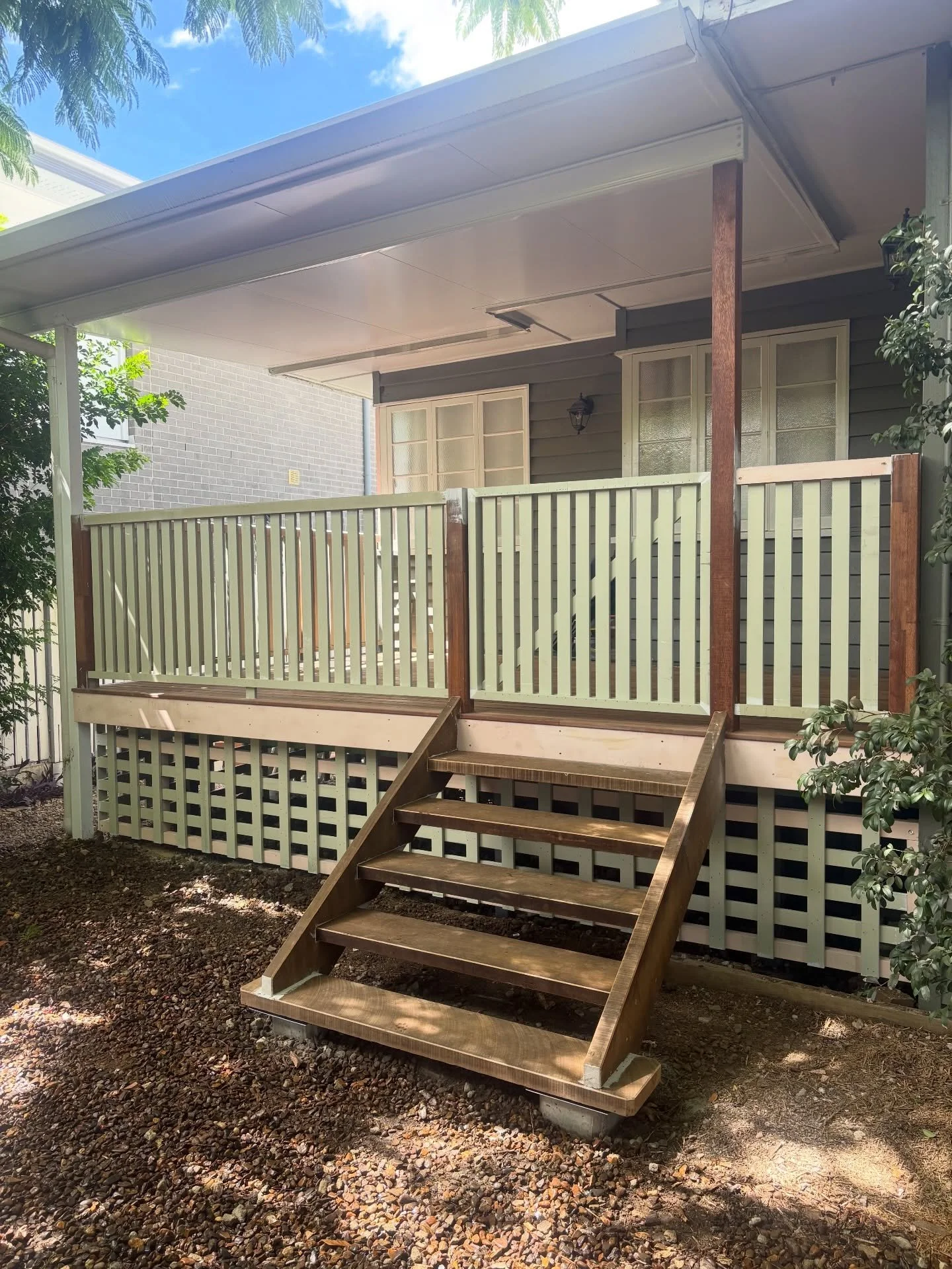Harwood Timber stairs ✅
Spotted Gum decking ✅
Four Days off ✅

#brisbanebuilder #brisbaneconstruction #hardwoodstairs #outdoordesign #hardwooddecking