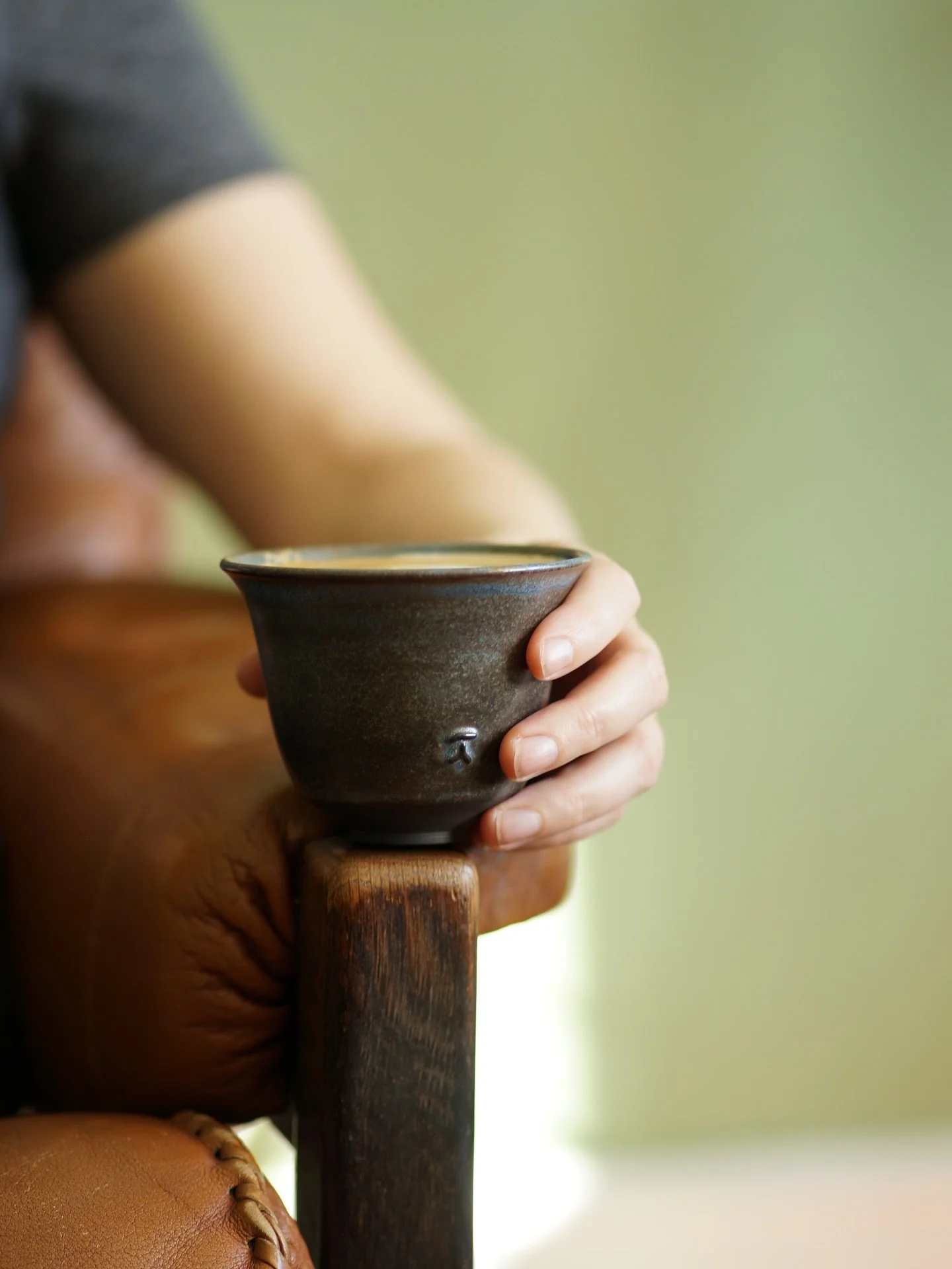 From my shoot the other day when the sun spoiled us. Featuring my matcha cup in black ice and my best friend along with her retro style lounge chair! A perfect combo if you ask me 🌚🍃