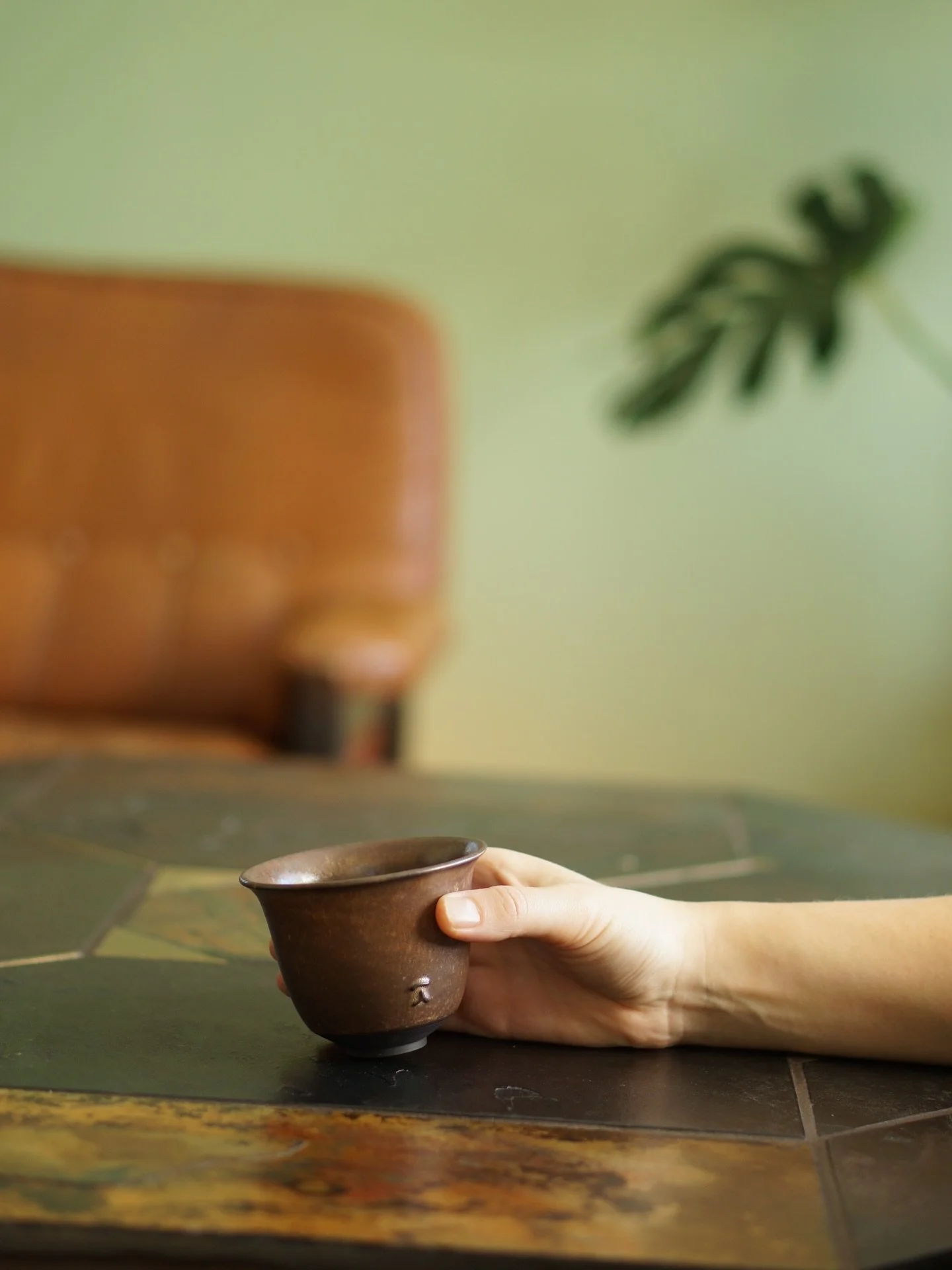 I&rsquo;m really trying to shoot some more lifestyle pictures with my pieces in action instead of just product photos. I really like how this little shoot turned out at my friends house! Matcha cup in Chestnut glaze 🌰.