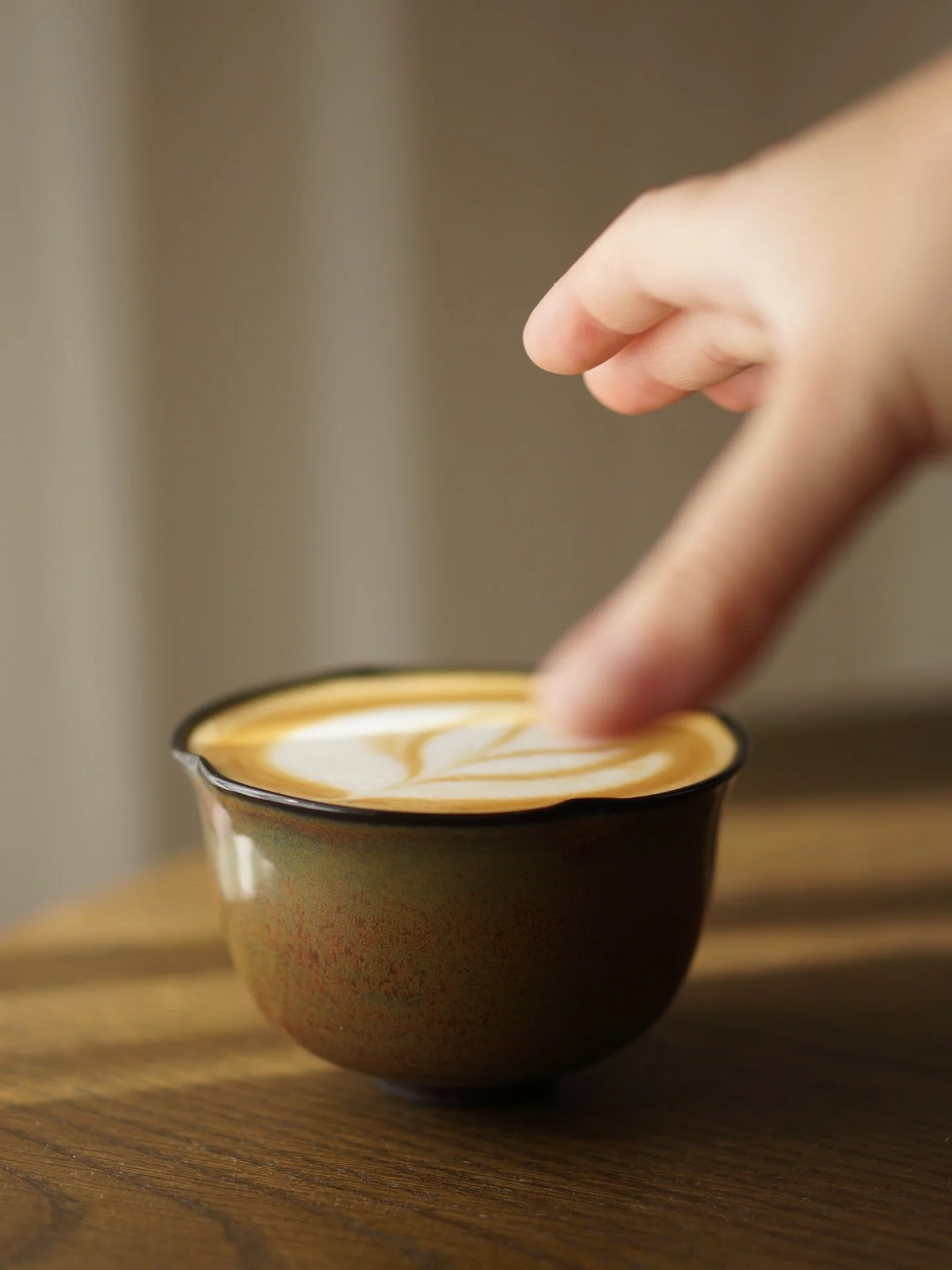 The details of the rim in the last picture are to die for. This cup in this afternoon sunlight is so freaking gorgeous, I can&rsquo;t even. I only have one of these cups since I only made it to test my burnt umber glaze on a rounded shape, but now I&