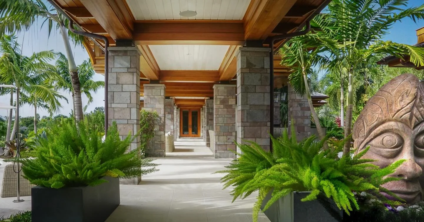 MMA&rsquo;s elegant covered walkways link the the villa&rsquo;s pavilions, creating seamless indoor outdoor living in a tropical paradise!
Architect | @morehousemacdonald 
GC | @fsrenevis 
Landscape Architect | @plan_studios
Photography | @deathphoto
