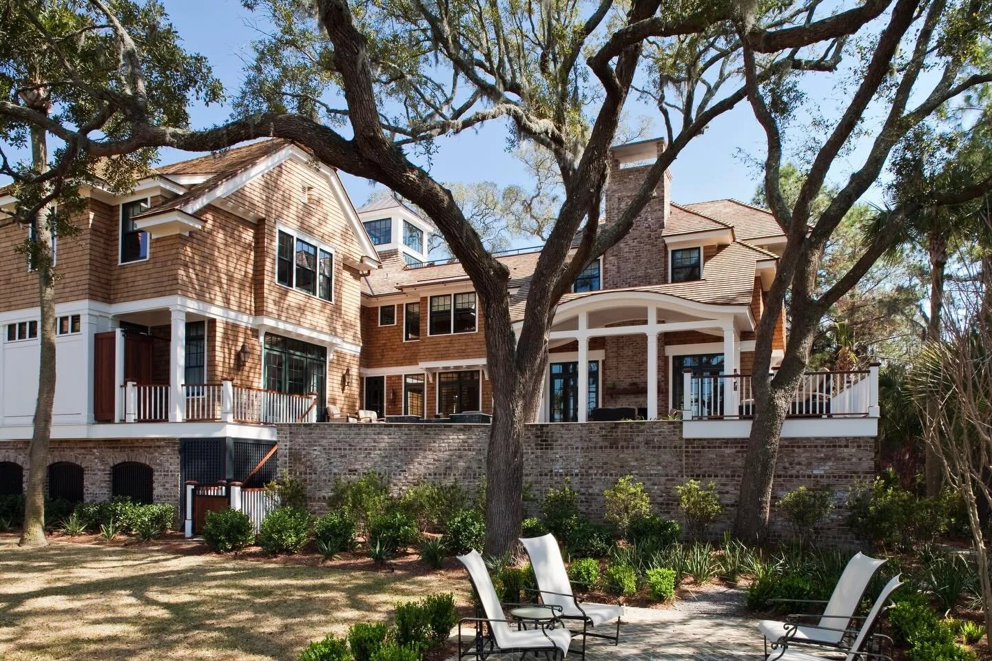MMA&rsquo;s Kiawah project carefully situated among the majestic live oaks&hellip; one of our favorite projects!
Architect | @morehousemacdonald 
GC | @bennett_hofford_construction 
Interior Design | @mollie.johnson.interiors 
.
.
.
#morehousemacdona