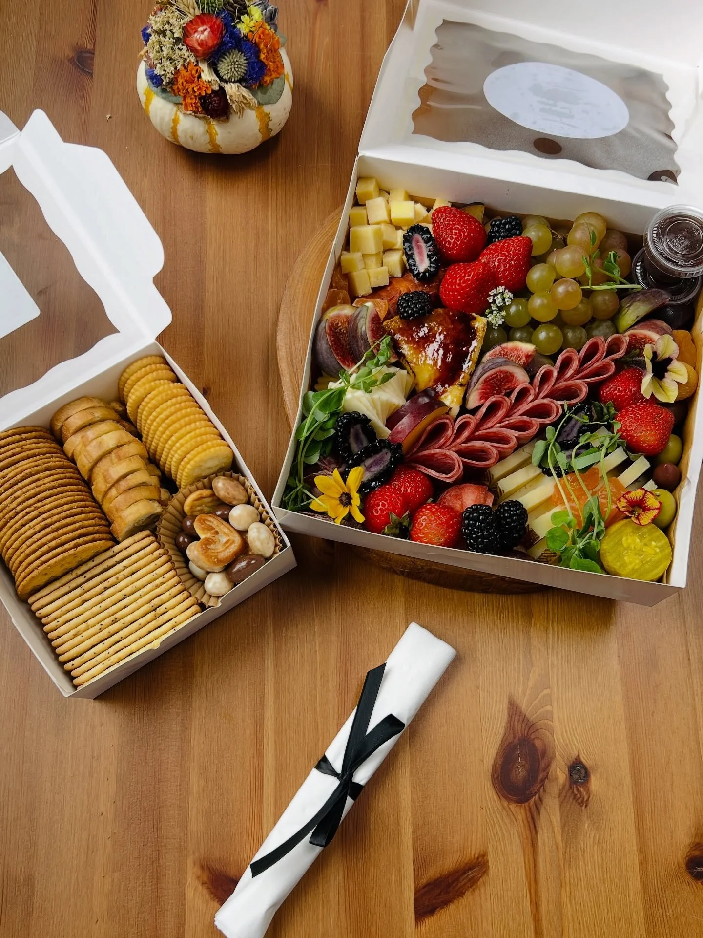 🍁🍂🌻Cozy, comforting bites in autumn colours, with the last wildflowers from our garden until next spring 🌹🥀

#briarhillgourmet #charcuteriebox #grazingbox #grazingboxesofinstagram #gourmetfood #foodlover #barriemoms #innisfilontario #barrieontar