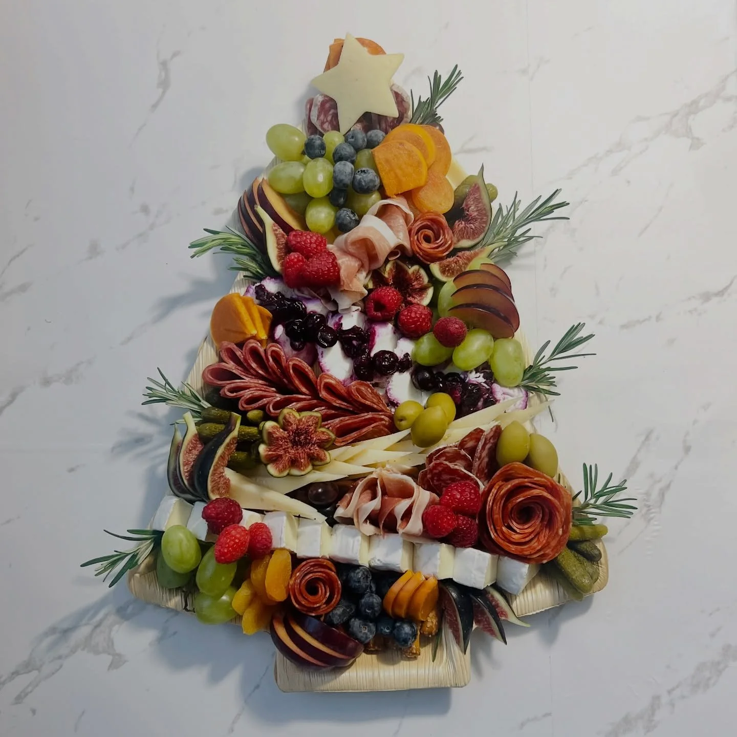 ✨ Christmas Tree Charcuterie Board ✨

A festive showpiece crafted in our unmistakable Briar Hill Gourmet style &mdash; perfect for holiday hosting and gifting. 🎅

Here&rsquo;s what you&rsquo;ll receive:

🎄17&rdquo; x 12&rdquo; tree-shaped palm leaf