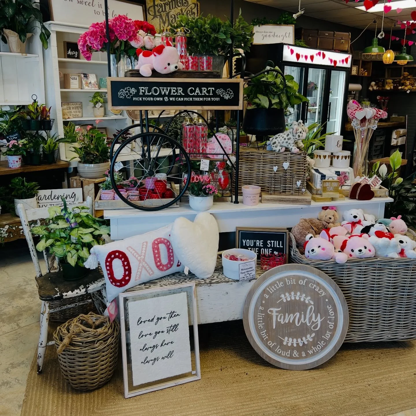 ✨🌹 Nothing says &ldquo;I love you&rdquo; quite like flowers from a master florist.

@lavenderfloral in Stroud is where artistry meets passion. Their floral arrangements are stunning &mdash; each bloom is carefully selected, and every design is craft