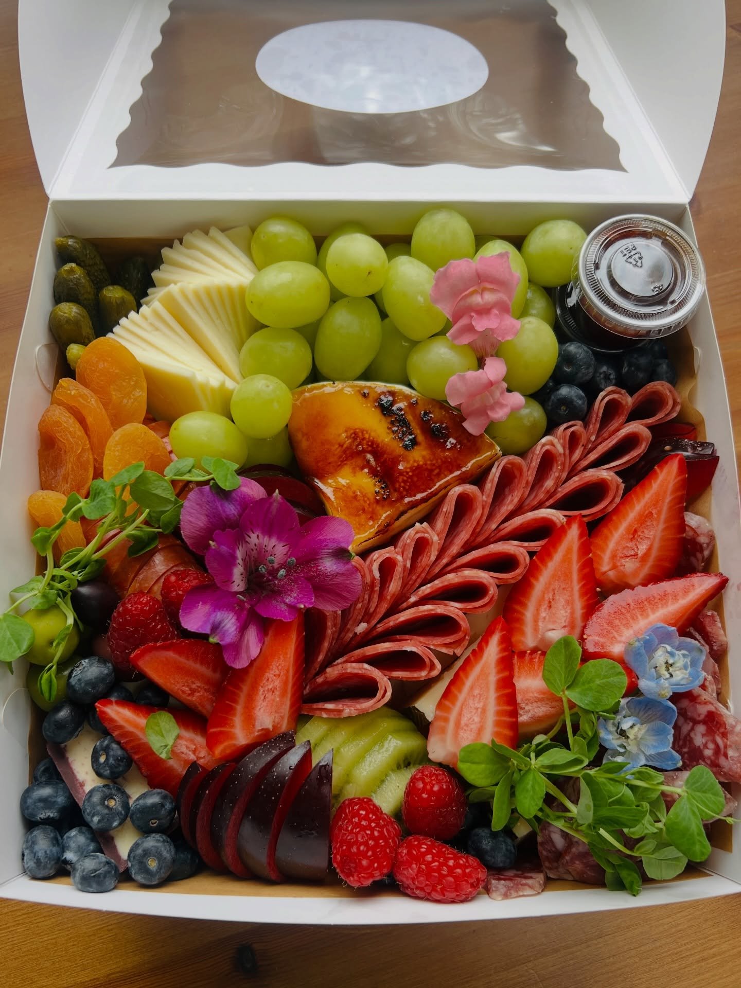 🌿 A little taste of spring 🌸

#briarhillgourmet #charcuteriegoals #charcuteriebox #flowerstyling #gourmetfood