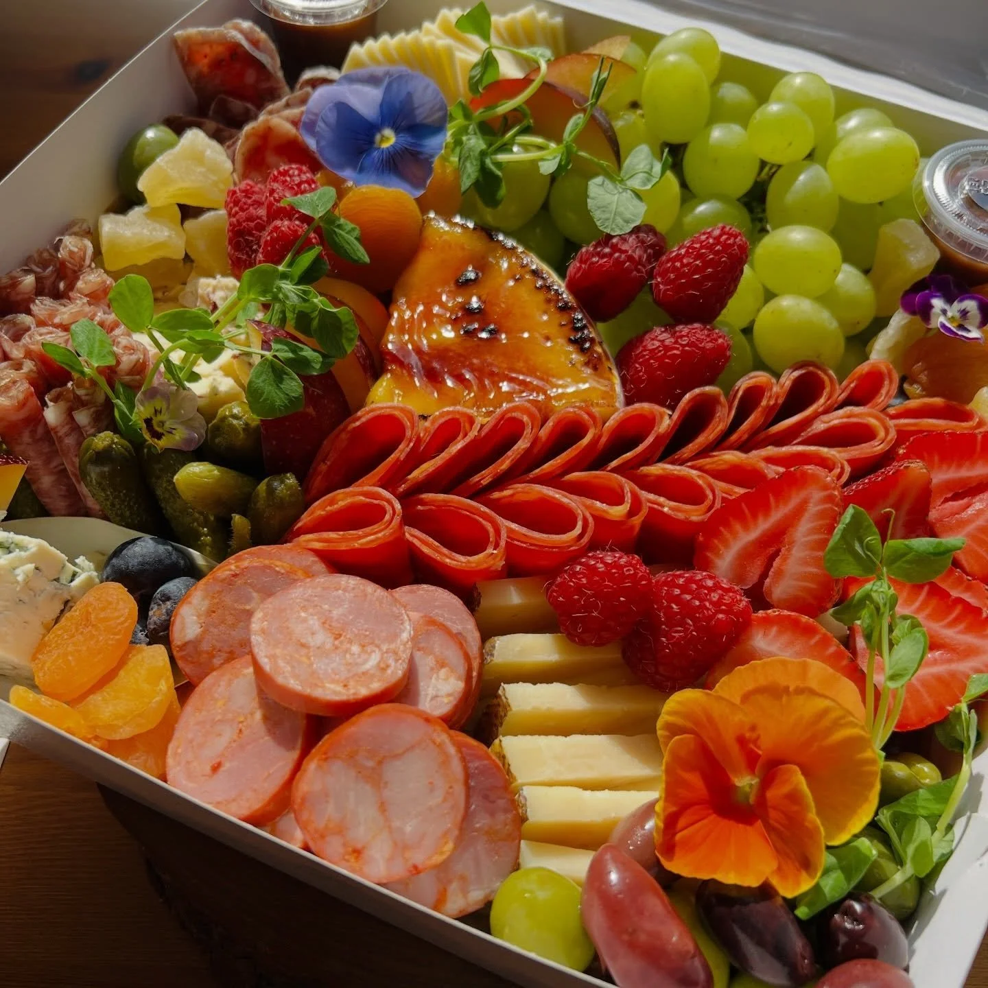 ✨ When the sunlight hits just right ☀️

#briarhillgourmet #charcuteriegoals #grazebox #barriebusiness #simcoecountyliving