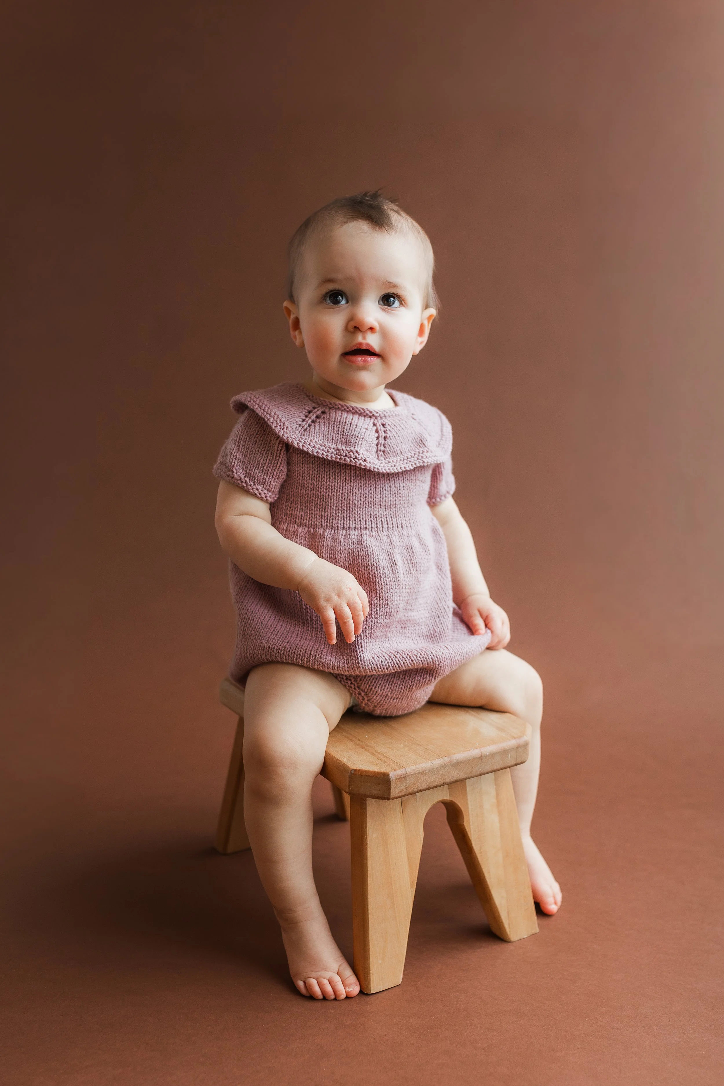 klassisk ettårsfotografering i studio med krakk