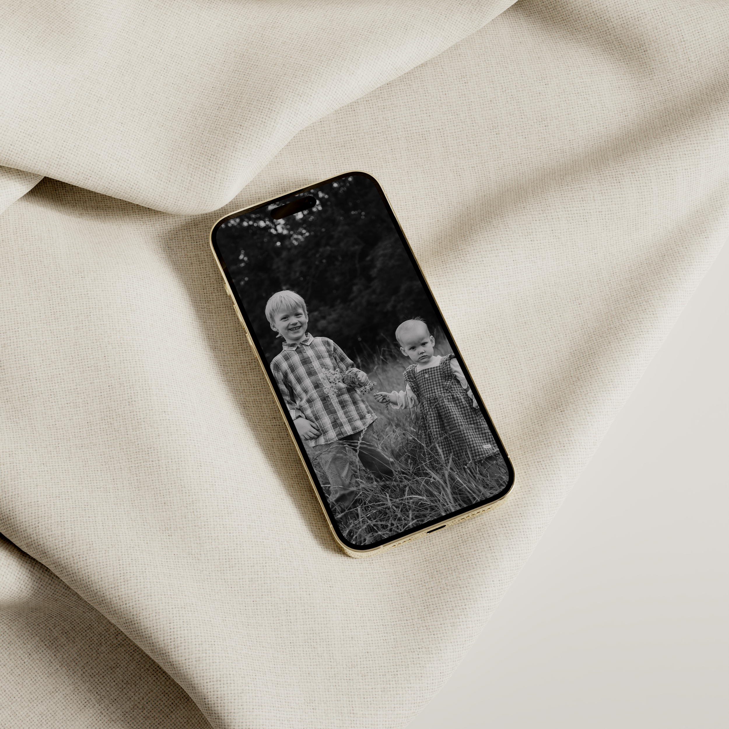 Mockup av iphone med familiebilder