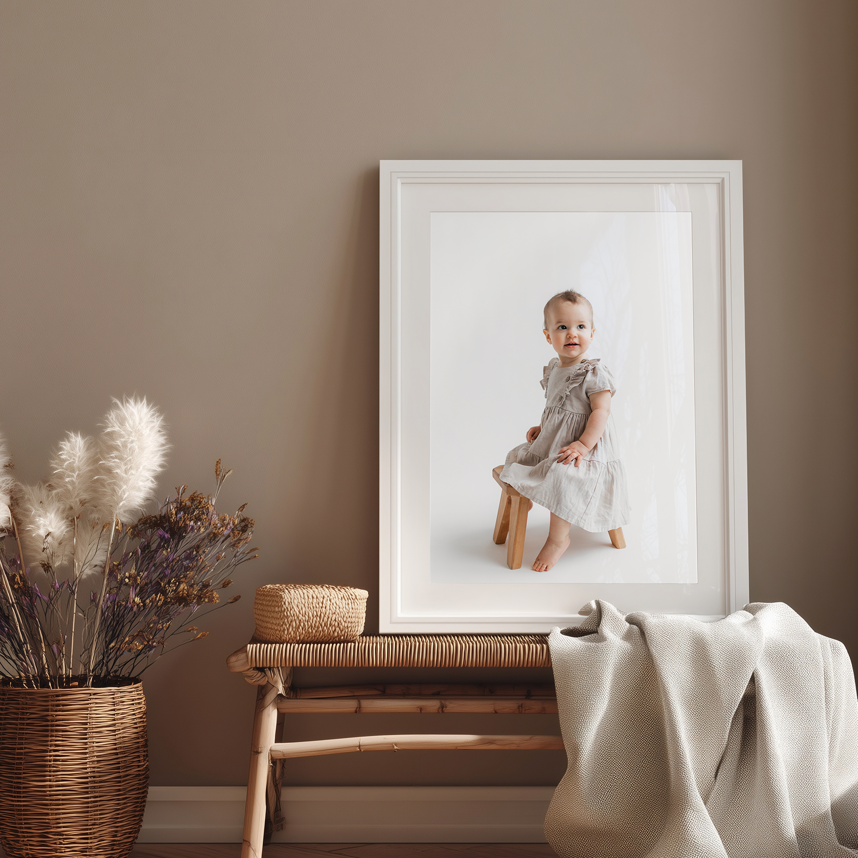 Innramming av bilde fra ettårsfotografering i studio med hvit bakgrunn