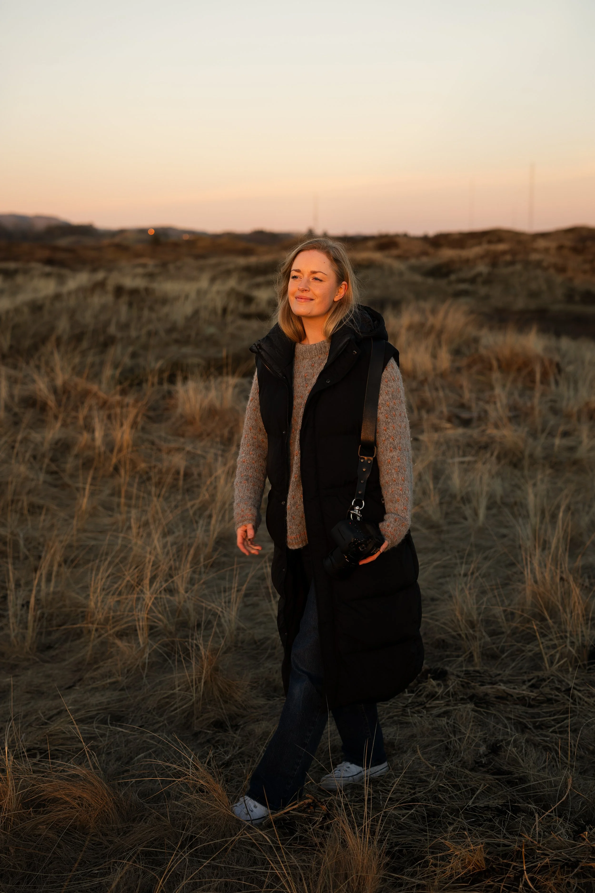 Bilde av fotograf med kamera på stranden