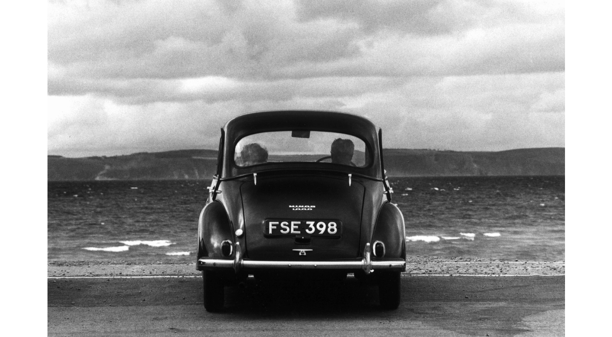 Gianni Berengo Gardin. Gran Bretagna, 1977. 30x40cm, open edition, signed. Gelatin silver print on baryta paper.
Gianni Berengo Gardin (1930–2025) was a towering figure in international photography, honored with the Leica Oskar Barnack Award, the Luc