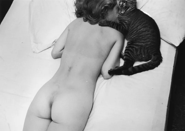 Elliott Erwitt, New York City. 1954. The naked woman and hissing cat. Gelatin silver print on baryta paper. Signed. Open edition. 24x20 in (60.9x50.8 cm). € 10.000,00 + tax.