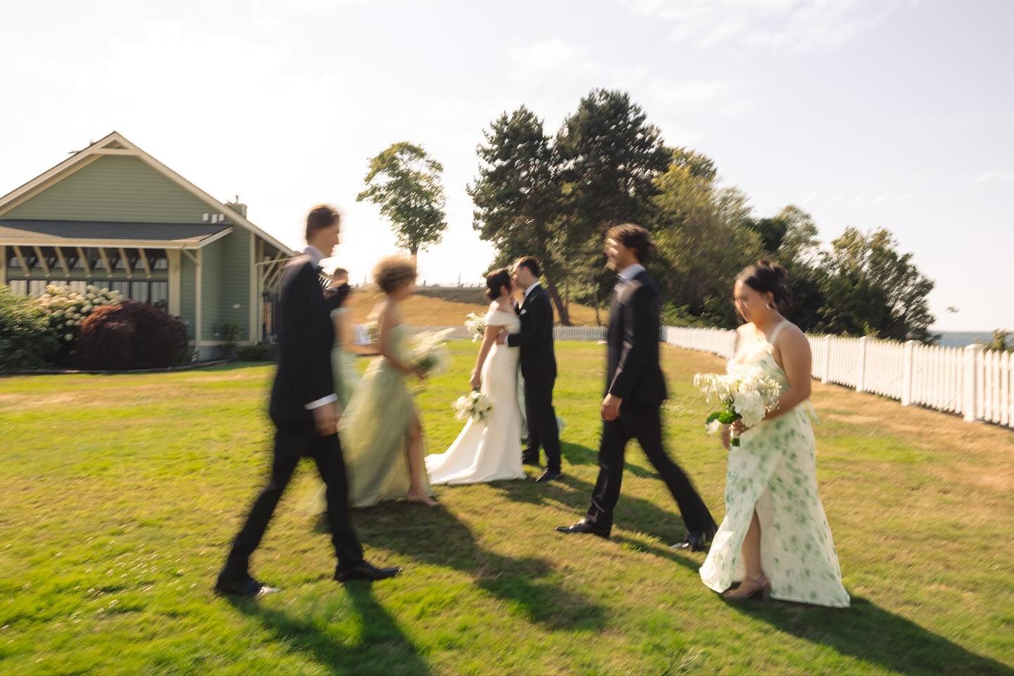 Still can&rsquo;t get over how sweet and genuine this day felt 🤍A perfect summer celebration in Port Gamble &mdash; sea breeze, laughter, and that effortless kind of love that makes everyone around smile. 📸