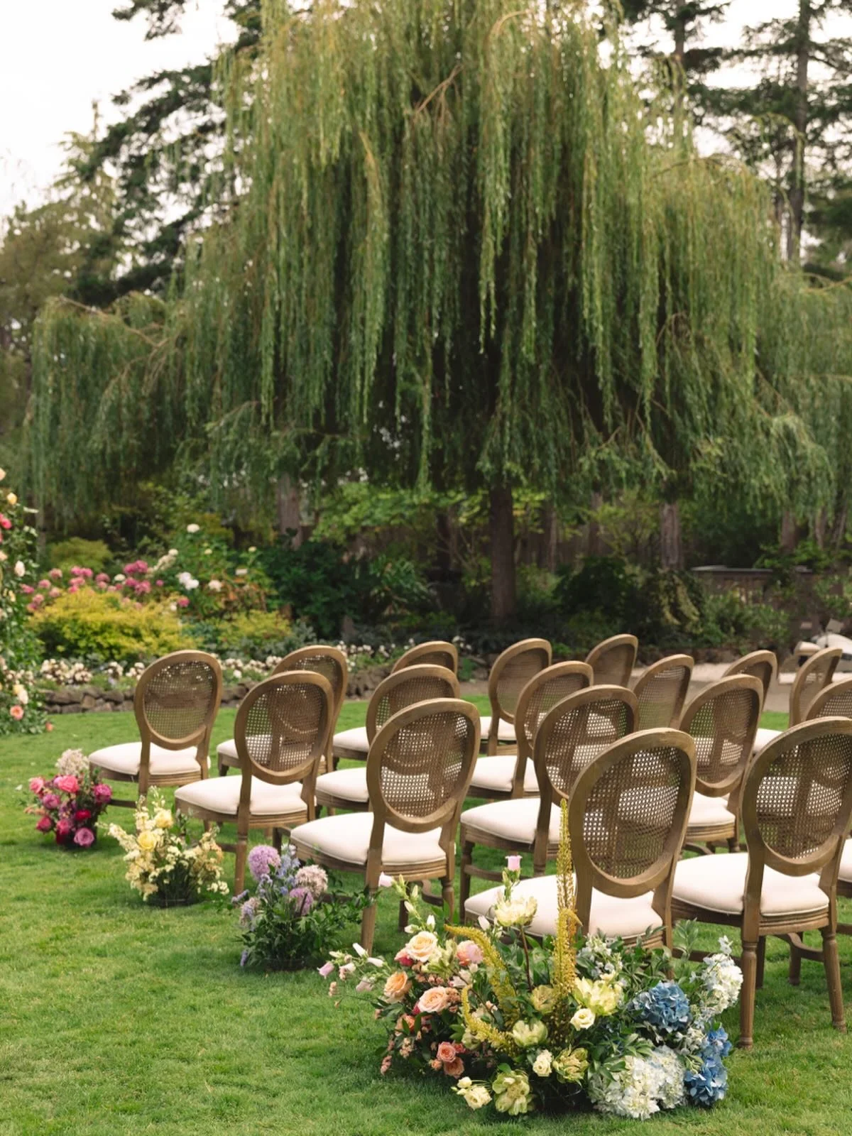 It&rsquo;s always in the details 💐 second shot for @hannahfayephoto #seattleweddingphotographer #luxuryweddingphotographer #weddingflowersdecor