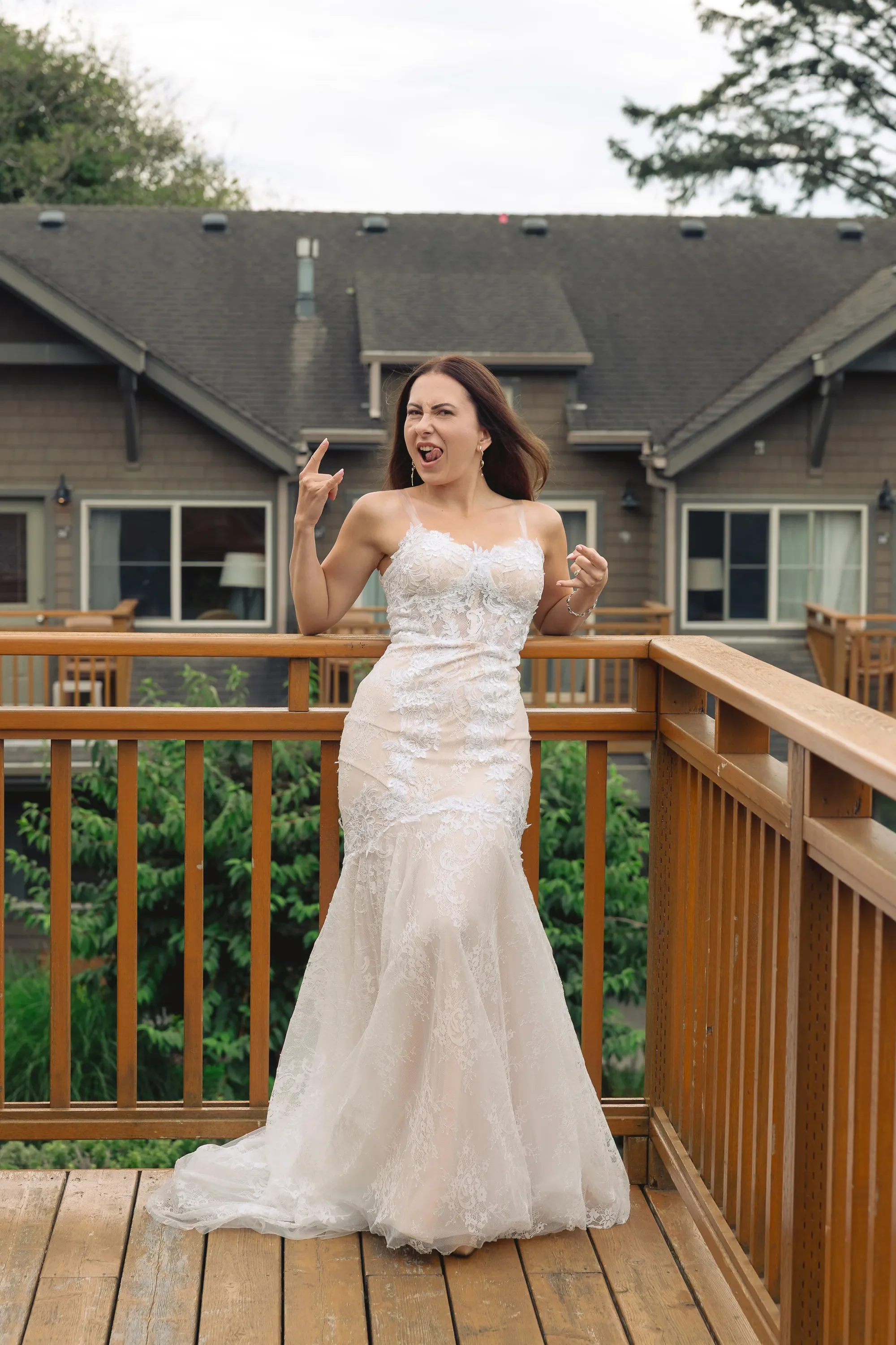 bride-getting-ready-cannon-beach.-7_result.webp