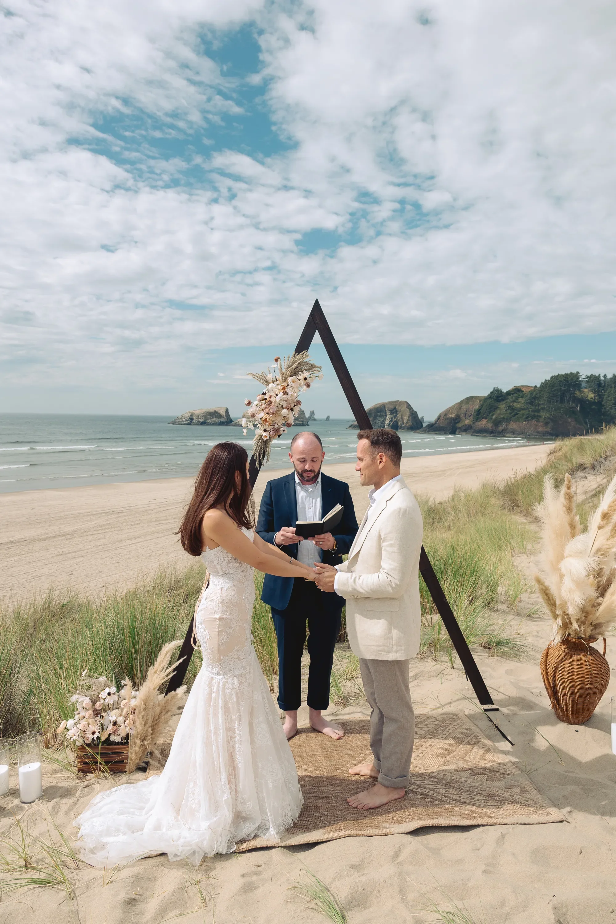 chapman-beach-wedding-ceremony-elopement-cannon-beach-oregon-21_result.webp