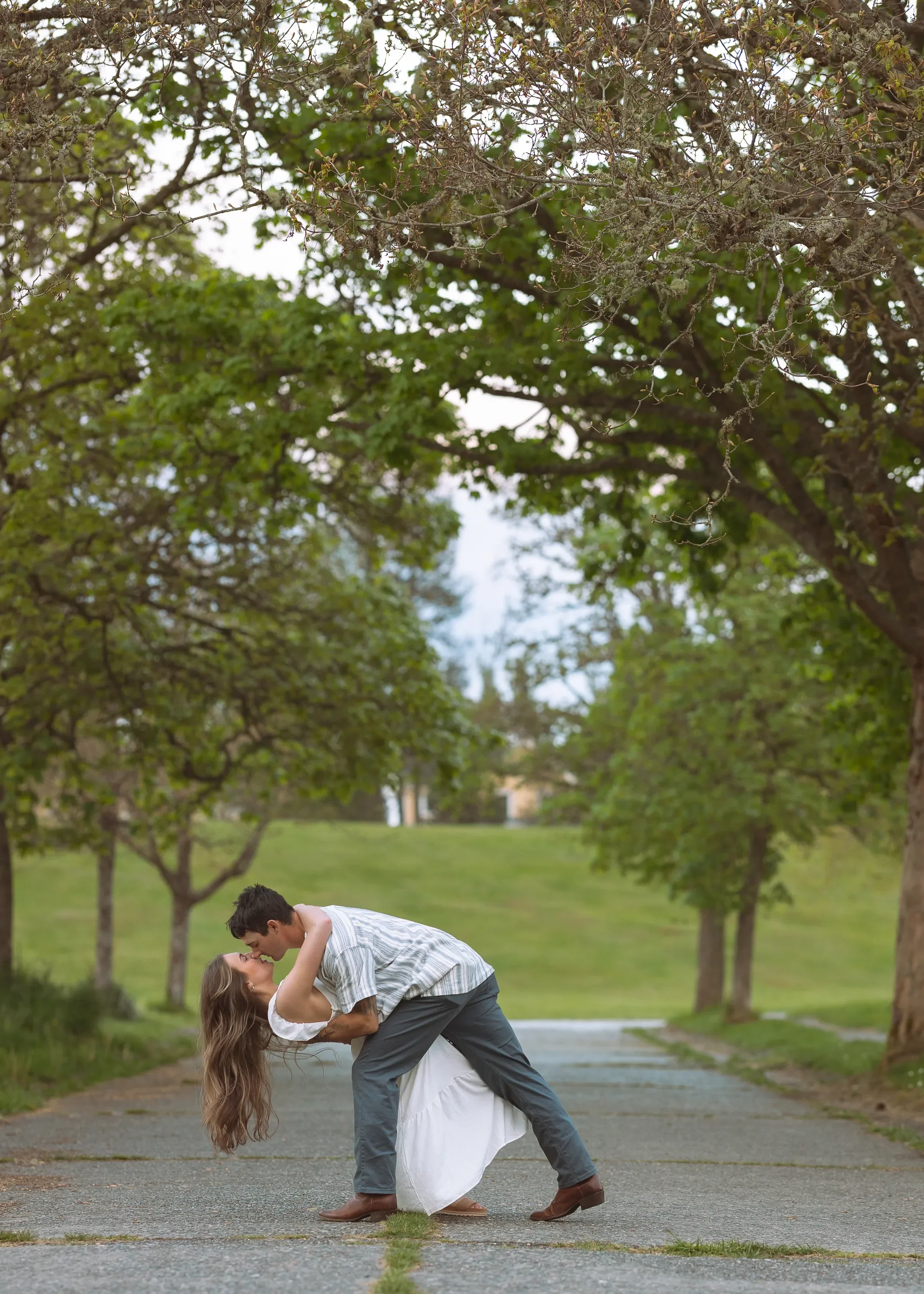 discovery-park-engagement-photos-seattle-wedding-photographer-14.webp