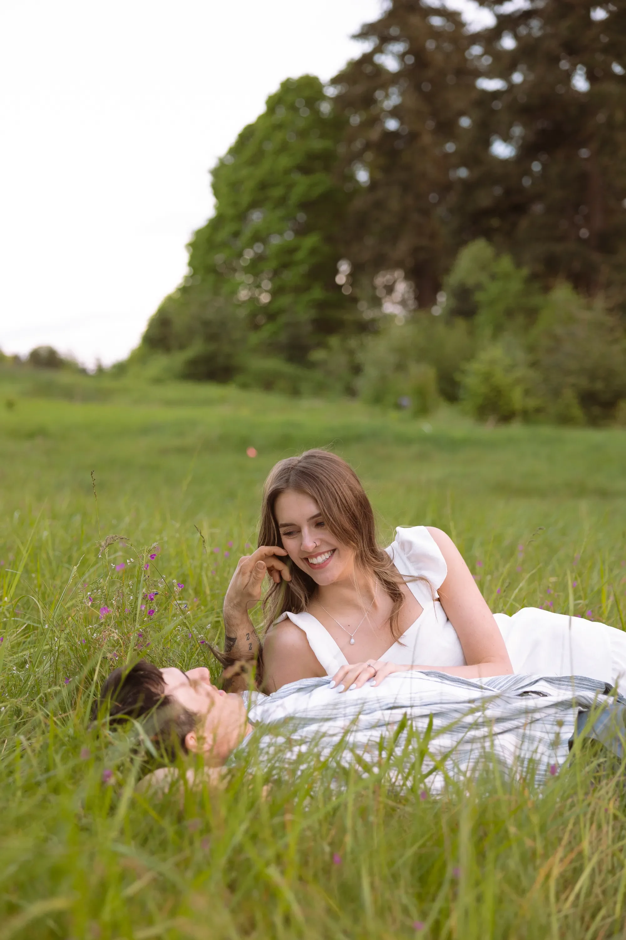 discovery-park-engagement-photos-seattle-wedding-photographer-9.webp