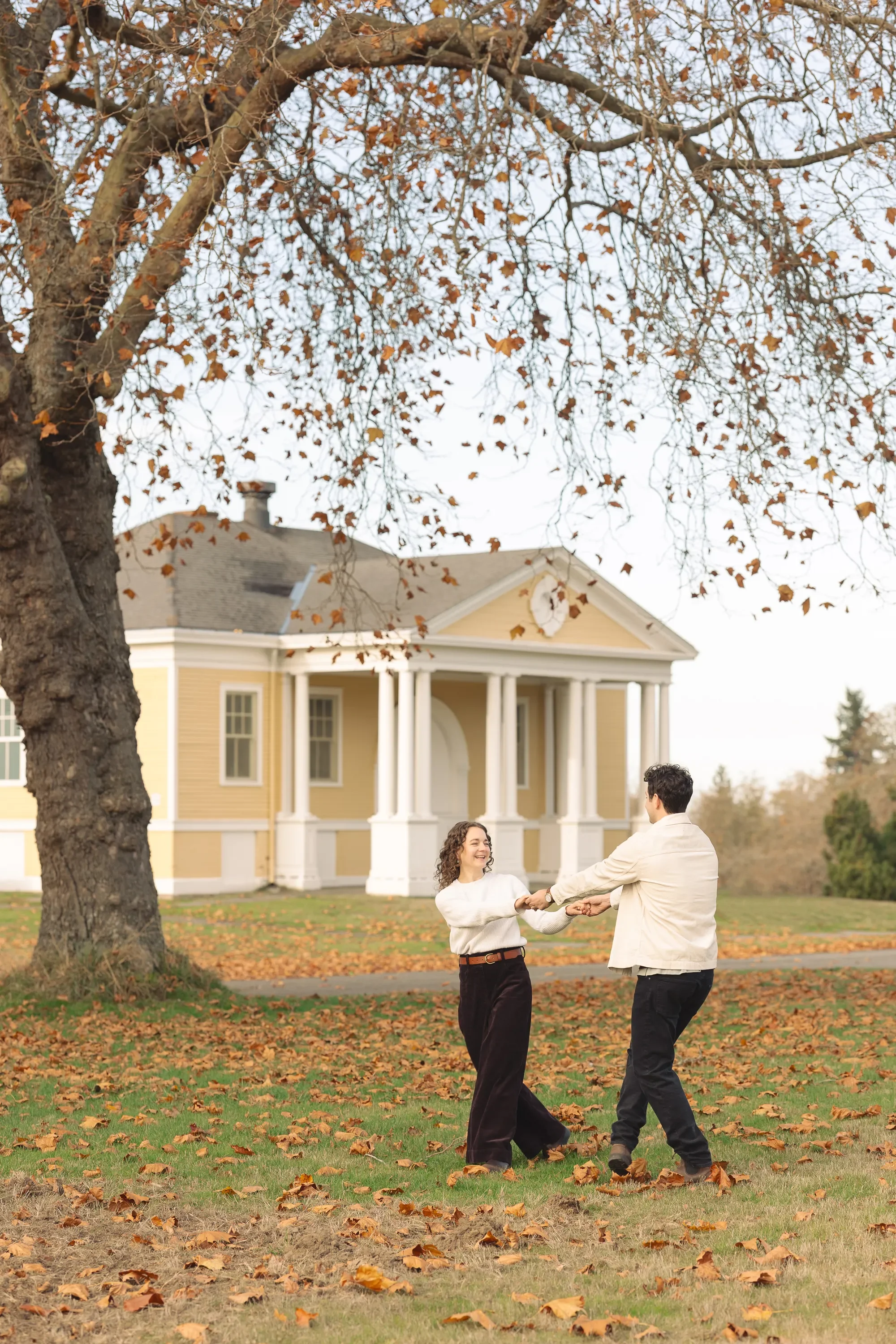 discovery-park-engagement-photos-seattle-wedding-photographer-19.webp