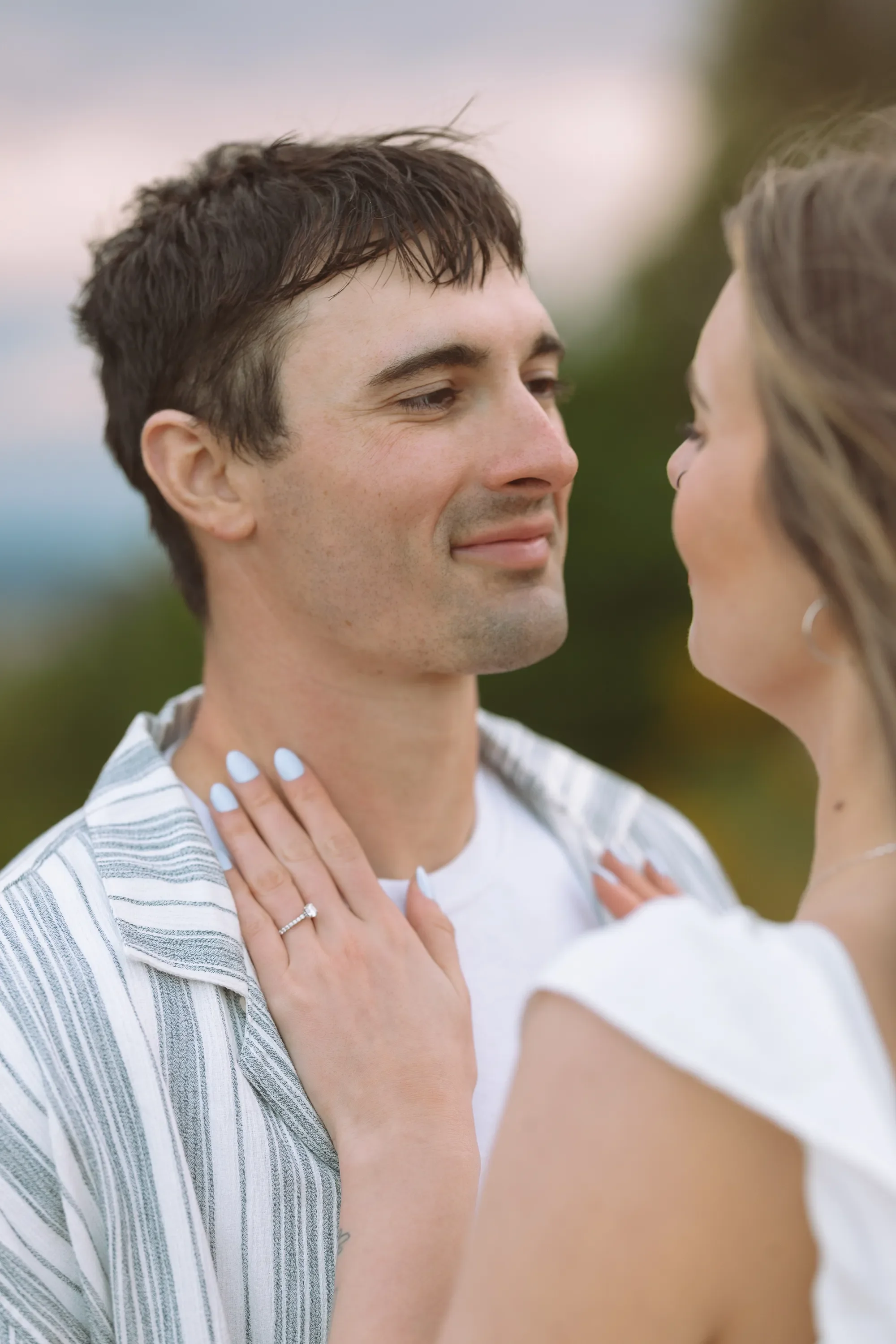 discovery-park-engagement-photos-seattle-wedding-photographer-18.webp