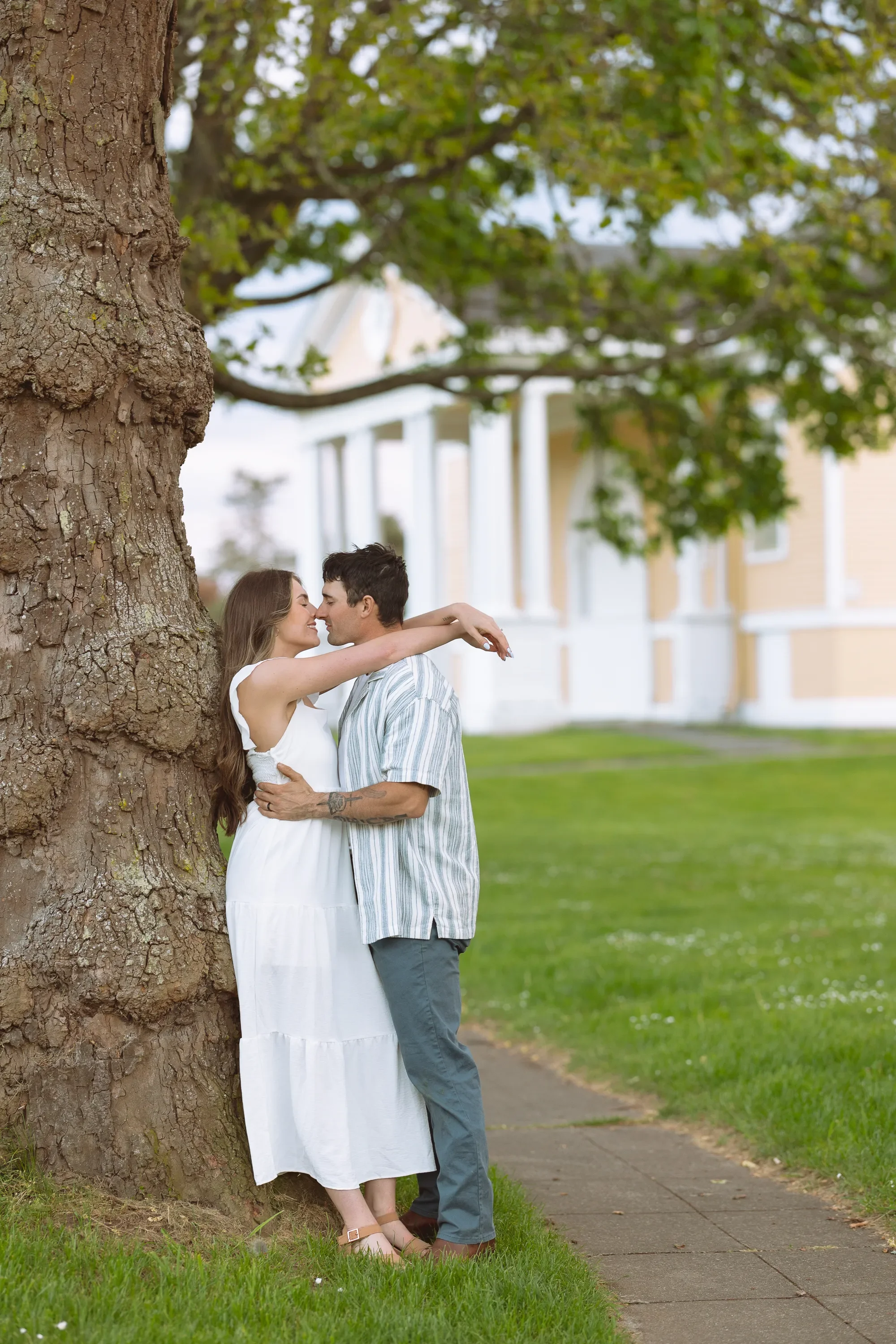 discovery-park-engagement-photos-seattle-wedding-photographer-16.webp